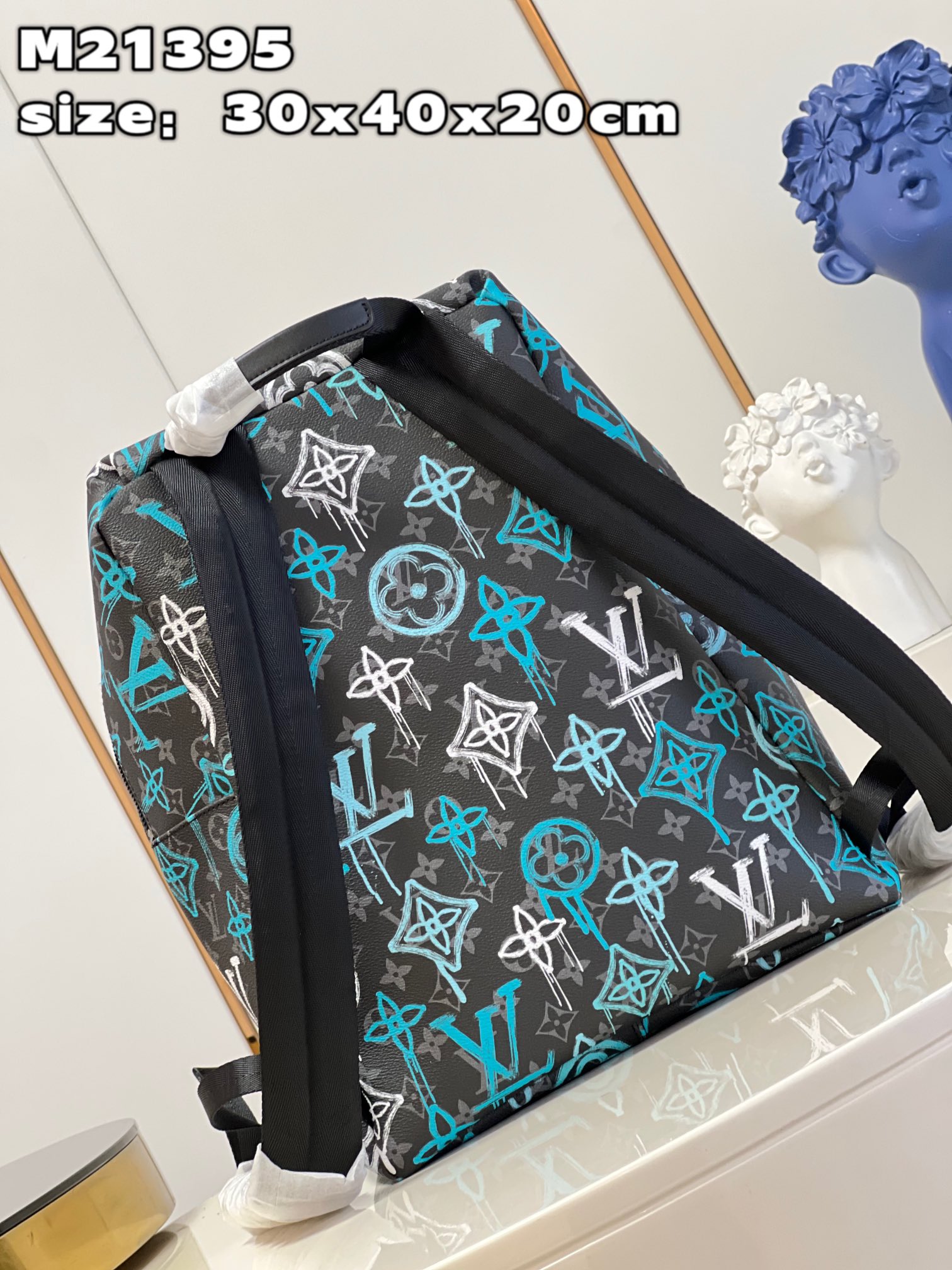 顶级【独家实拍 M21395】本款 Discovery 双肩包取材 Monogram Eclipse 帆布,为 LV 标识和 Monogram 4