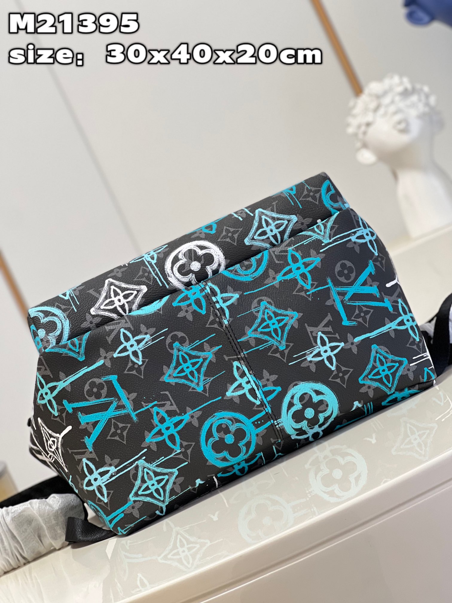 顶级【独家实拍 M21395】本款 Discovery 双肩包取材 Monogram Eclipse 帆布,为 LV 标识和 Monogram 5