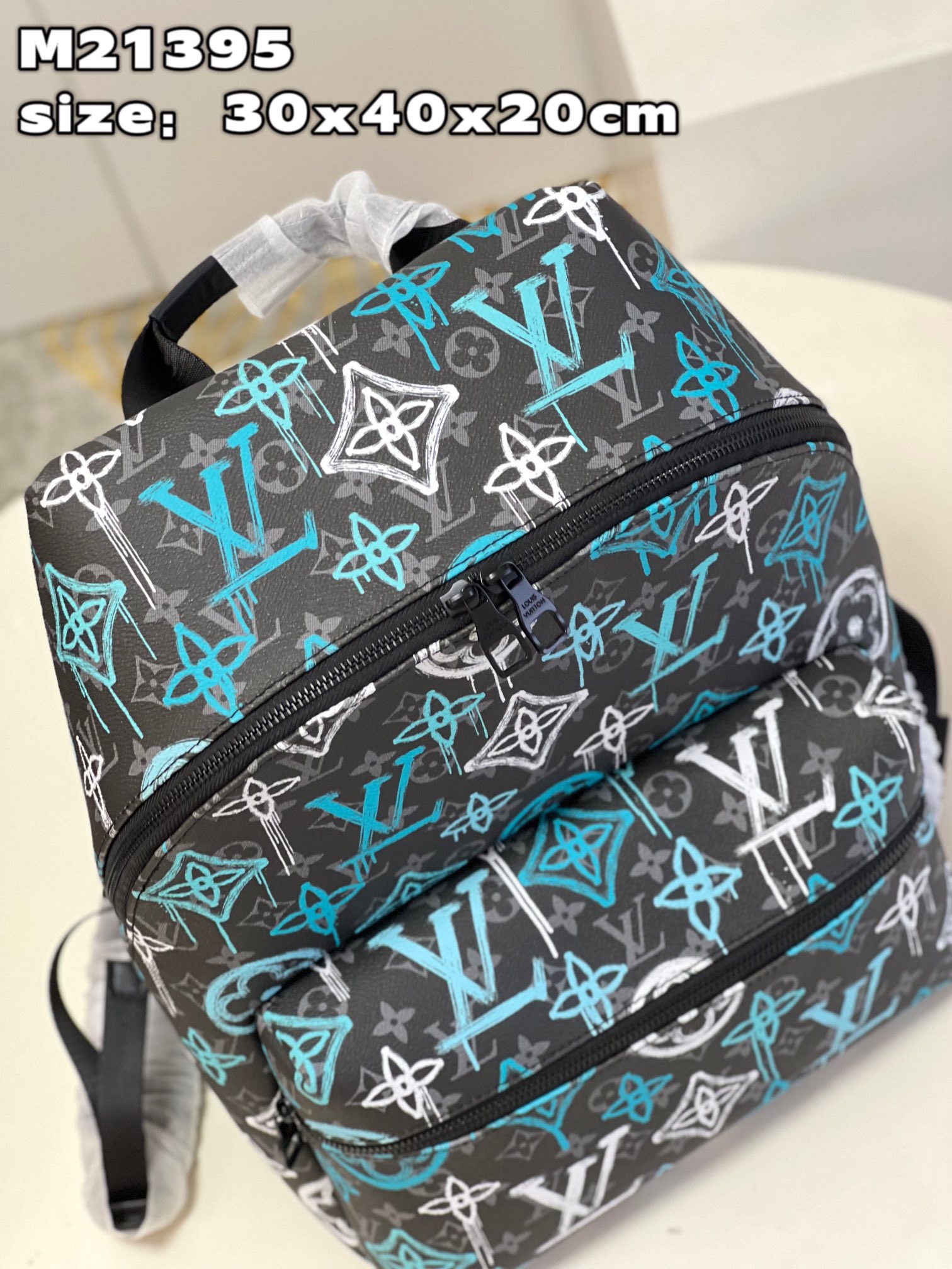 顶级【独家实拍 M21395】本款 Discovery 双肩包取材 Monogram Eclipse 帆布,为 LV 标识和 Monogram 6