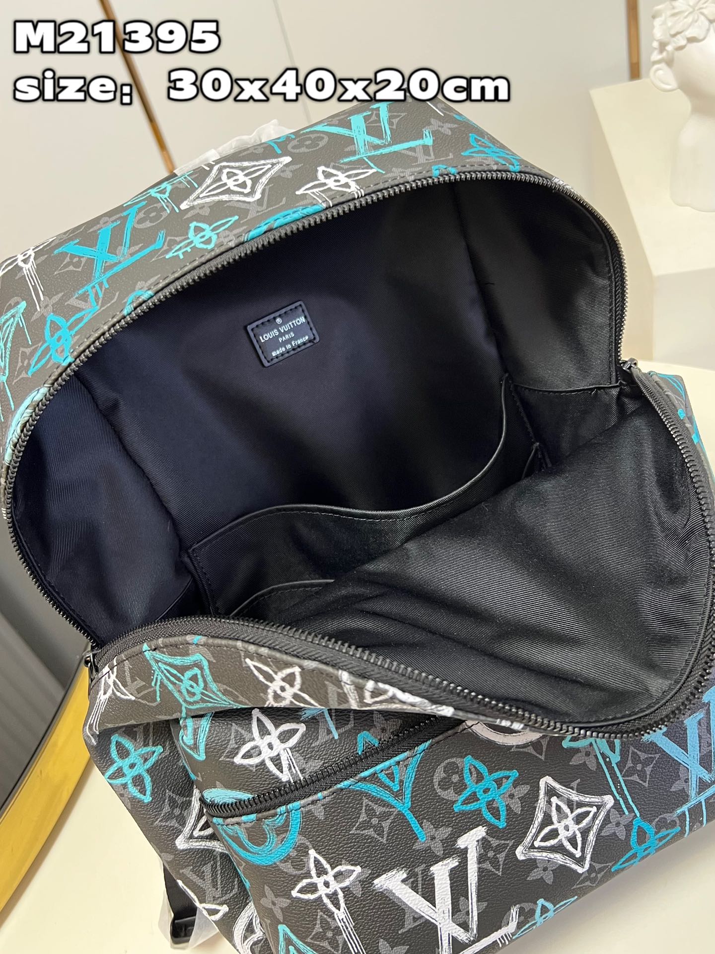顶级【独家实拍 M21395】本款 Discovery 双肩包取材 Monogram Eclipse 帆布,为 LV 标识和 Monogram 8