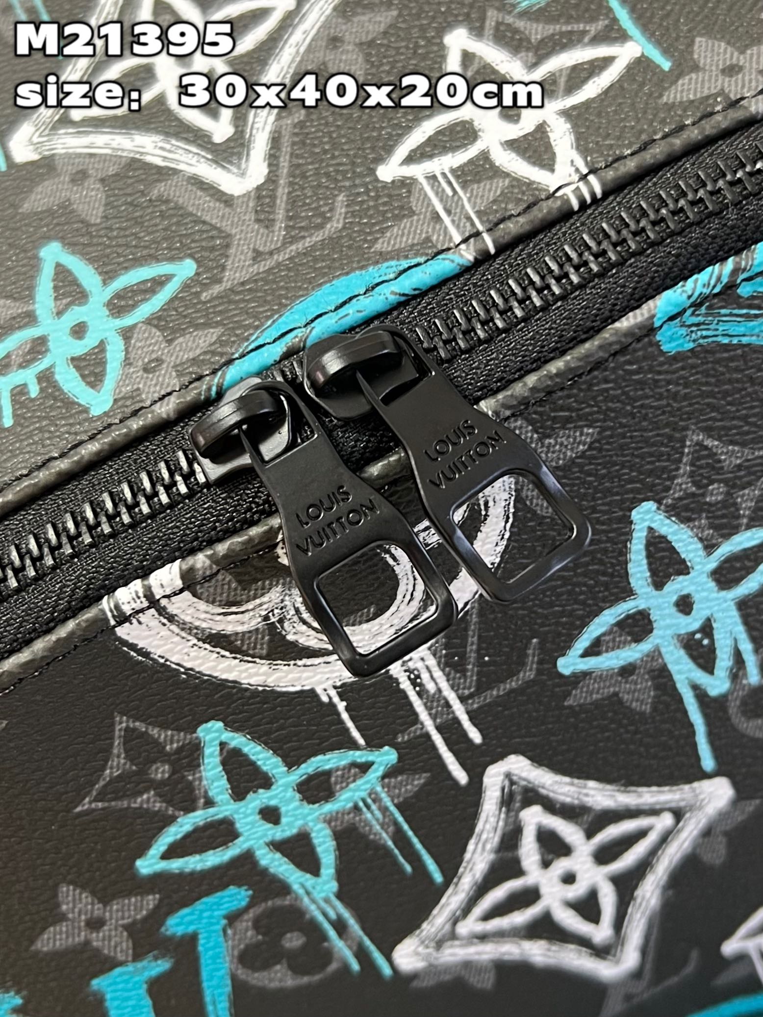 顶级【独家实拍 M21395】本款 Discovery 双肩包取材 Monogram Eclipse 帆布,为 LV 标识和 Monogram 7
