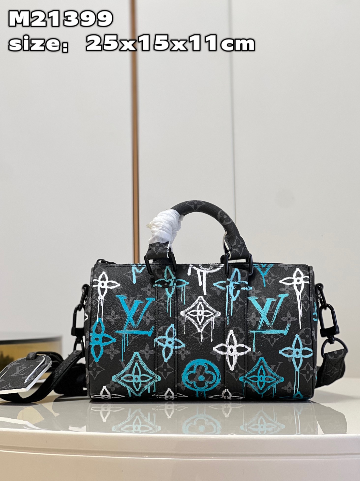 NO:399569,【Exclusive real photo M21399】This Keepall Bandoulière 25 handbag uses Monogram Eclipse canvas, with the spray-painted Monogram pattern full of street art. The compact design achieves urban excursion, and the side strips and leather brand continue the iconic elements of Keepall travel bags. Dimensions 25 x 15 x 11 cm (length x height x width) xg.600, LV [original leather], louis vuitton19860909【独家实拍 M21399】本款 Keepall Bandoulière 25 手袋采用 Monogram Eclipse 帆布,以喷绘效果 Monogram 图案洋溢街头艺术气息.紧凑设计实现都市畅行,侧面饰带和皮革名牌延续 Keepall 旅行袋的标志性元素.尺寸25 x 15 x 11 厘米(长度 x 高 x 宽) xg.600,LV【原厂皮】,louis vuitton,Bag