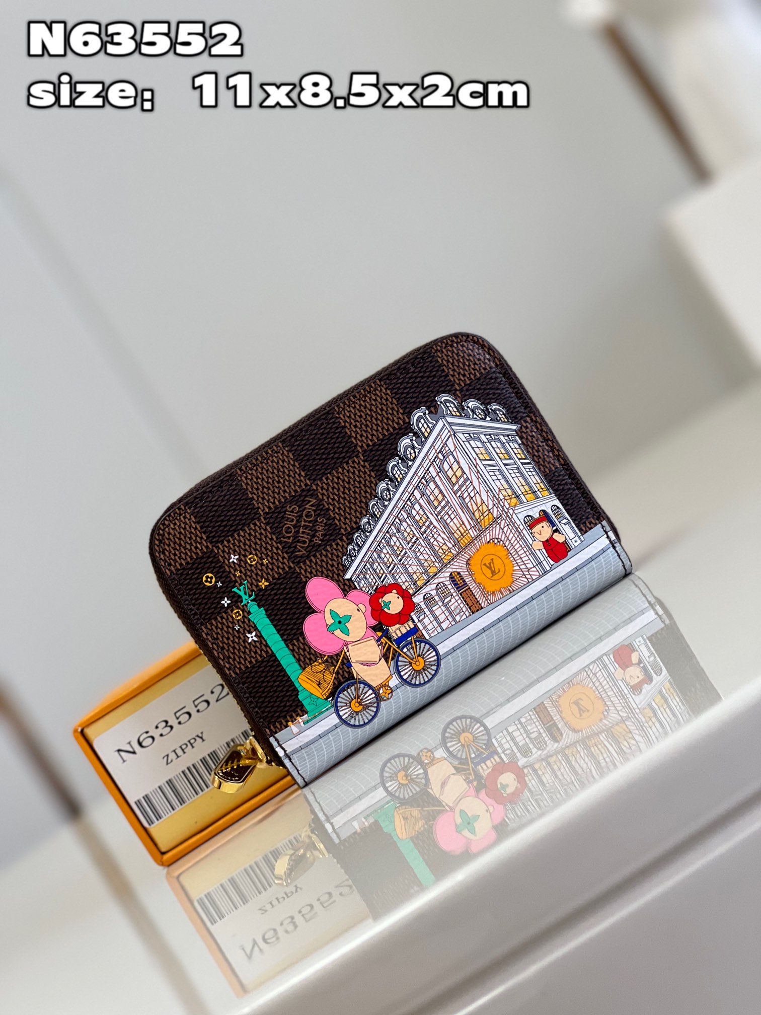 NO:399510,【Exclusive real shot N63552】Vivienne Holidays series launches a limited-edition Zippy coin wallet, highlighting the travel heritage of Louis Vuitton. Colorful print records mascot Vivienne visits the boutique in Vendome Square. Monogram canvas is crafted in a sophisticated configuration, with zipper closure and leather lining. Dimensions 11 x 8.5 x 2 cm (length x height x width) Z.240, LV [original leather], louis vuitton, louis vuitton, wallets19860909【独家实拍N63552】Vivienne Holidays 系列推出限定款 Zippy 零钱包,彰显路易威登的旅行传承.缤纷印花记录吉祥物 Vivienne 游览旺多姆广场精品店之景.Monogram 帆布塑造精巧构型,搭配拉链开合和皮革内衬.尺寸11 x 8.5 x 2 cm (长度 x 高 x 宽) Z.240,LV【原厂皮】,louis vuitton,louis vuitton,wallets,Bag