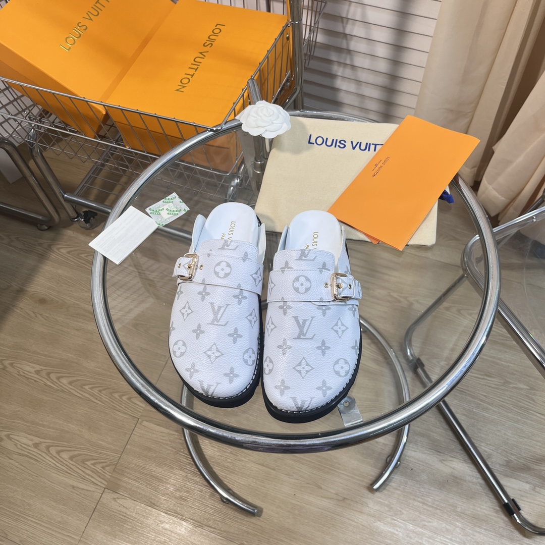 NO:782795,The counter's new furry half-slippers winterbreak comfert flat slippers, leather surface with LV letters and Monogram floral embellished patterns, with wool lining, suitable for indoor and outdoor wear. Made of pure wool, water table high-density foam material, light and comfortable, the sole has a certain thickness, and the heightening effect is also good!  Boutique size: 35-45 (34.41 non-refundable), half drag, louis vuitton, slippers19860909专柜新款毛毛半拖拖 winterbreak comfert 平底拖鞋 LV 字母和Monogram 花卉点缀图案的皮面,搭配羊毛内里,室内外穿着皆宜.纯羊毛材质,水台高密度发泡材质,轻盈舒适,鞋底有一定厚度,增高效果也不错！精品 size :35-45(34.41不退换),半拖,louis vuitton,slippers,Women's Shoes