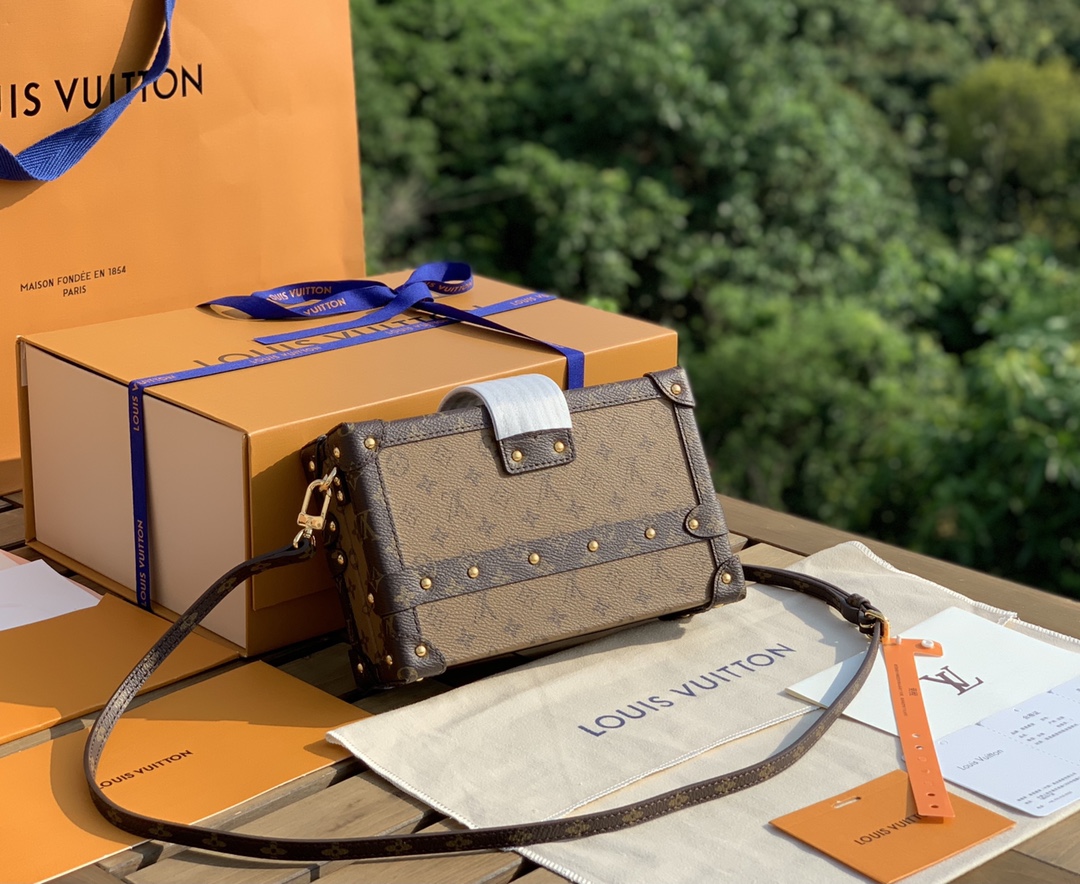 🌼 m44154尺寸20-12.5-5cm国外渠道Lv 🌼Petite Malle于2014年的秋冬系列