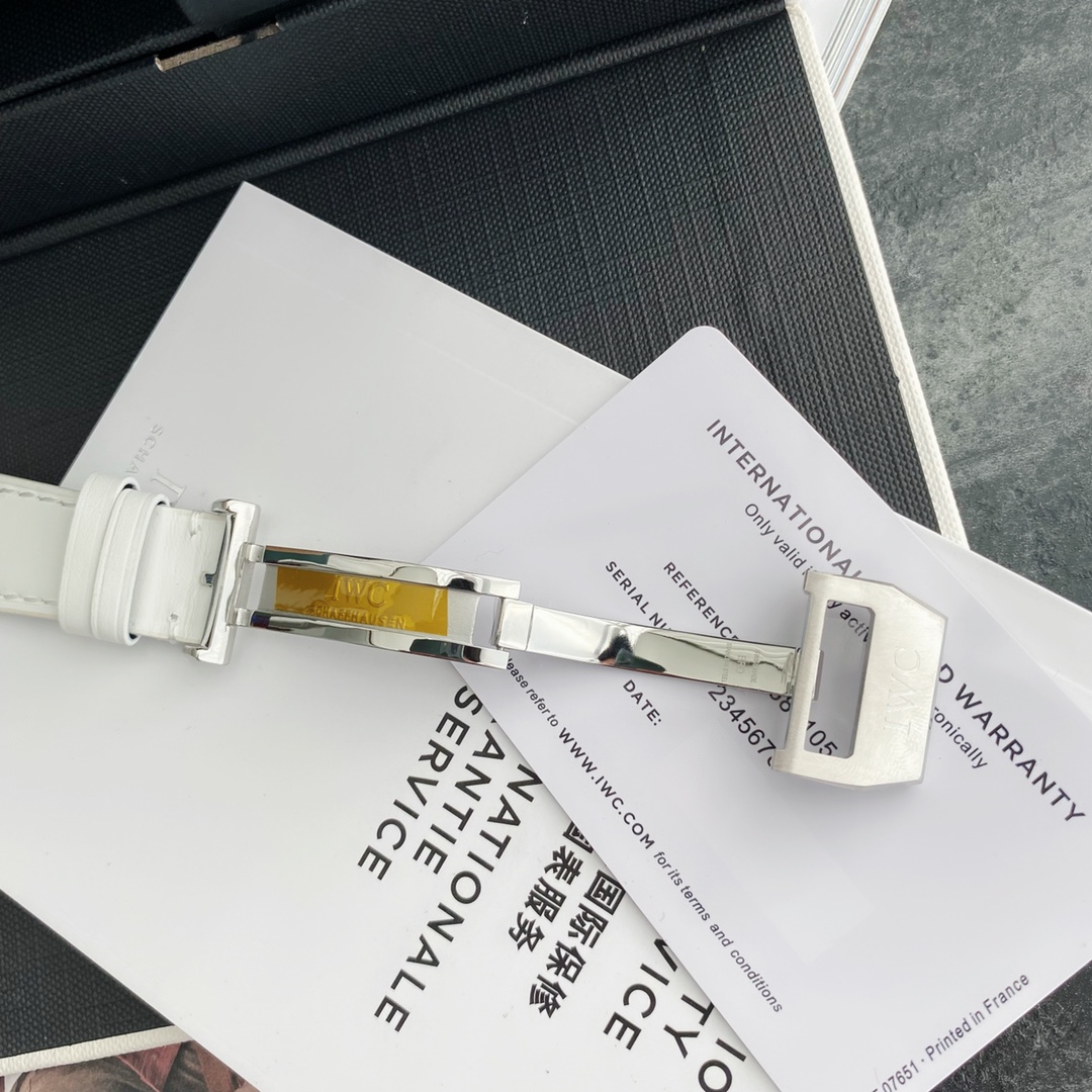 批💰5800
新款IWC万国飞行员系列TOP GUN海军空战部队计时腕表“太浩湖”特别版。直径44.5大表径,原装瑞士eta-7750自动机械机芯,白陶瓷搭配精钢按钮,以及瓷化钛金属表背,搭配白色皮带让腕表看起来干净清爽,设计灵感源自高山湖泊太浩湖的迷人冬季景观。表盘和指针运用黑色设计,点缀白色转印刻度与夜光涂层,与洁白的表壳形成对比,感官十分醒目,适合众多的佩戴场景与使用人群。