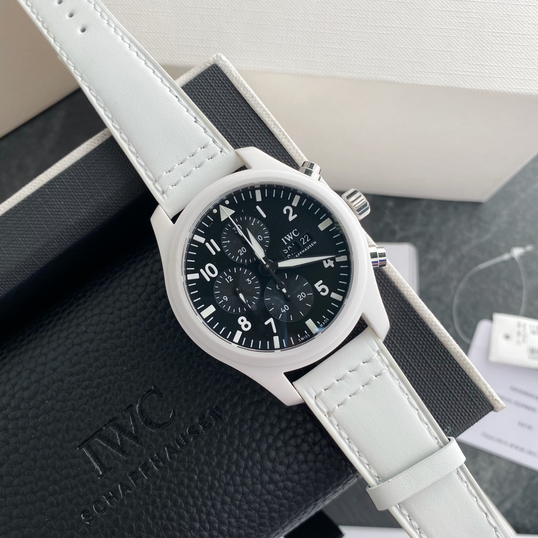 批💰5800
新款IWC万国飞行员系列TOP GUN海军空战部队计时腕表“太浩湖”特别版。直径44.5大表径,原装瑞士eta-7750自动机械机芯,白陶瓷搭配精钢按钮,以及瓷化钛金属表背,搭配白色皮带让腕表看起来干净清爽,设计灵感源自高山湖泊太浩湖的迷人冬季景观。表盘和指针运用黑色设计,点缀白色转印刻度与夜光涂层,与洁白的表壳形成对比,感官十分醒目,适合众多的佩戴场景与使用人群。