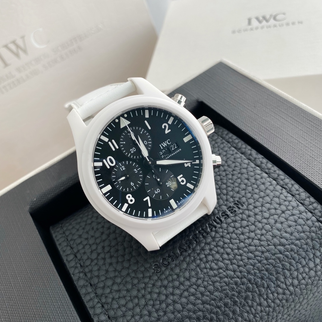 批💰5800
新款IWC万国飞行员系列TOP GUN海军空战部队计时腕表“太浩湖”特别版。直径44.5大表径,原装瑞士eta-7750自动机械机芯,白陶瓷搭配精钢按钮,以及瓷化钛金属表背,搭配白色皮带让腕表看起来干净清爽,设计灵感源自高山湖泊太浩湖的迷人冬季景观。表盘和指针运用黑色设计,点缀白色转印刻度与夜光涂层,与洁白的表壳形成对比,感官十分醒目,适合众多的佩戴场景与使用人群。