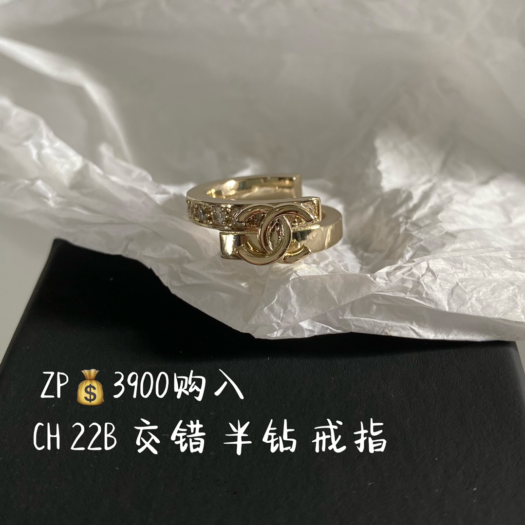NO:634550,88150, size 678, CH 22B staggered half diamond ring. Purchased from ZP. Very elegant style. Can be worn on both sides. One ring can be used for two purposes. Occasionally I get tired of wearing it and turn it over. It feels brand new again. It is also very heavy-duty and has small diamonds. Bling bling!! The ring is really beautiful. It is a high-end Cartier jewelry.1986090988150,码数678,CH 22B 交错半钻 戒指 ZP购入 非常气质的款式 双面都是可以戴的 一戒两用 偶尔这边戴腻了 翻个面 又是崭新的感觉 加上非常重工还有小钻 Bling bling !!的真的是很美,,ring,卡迪亚高端饰品,Jewelry
