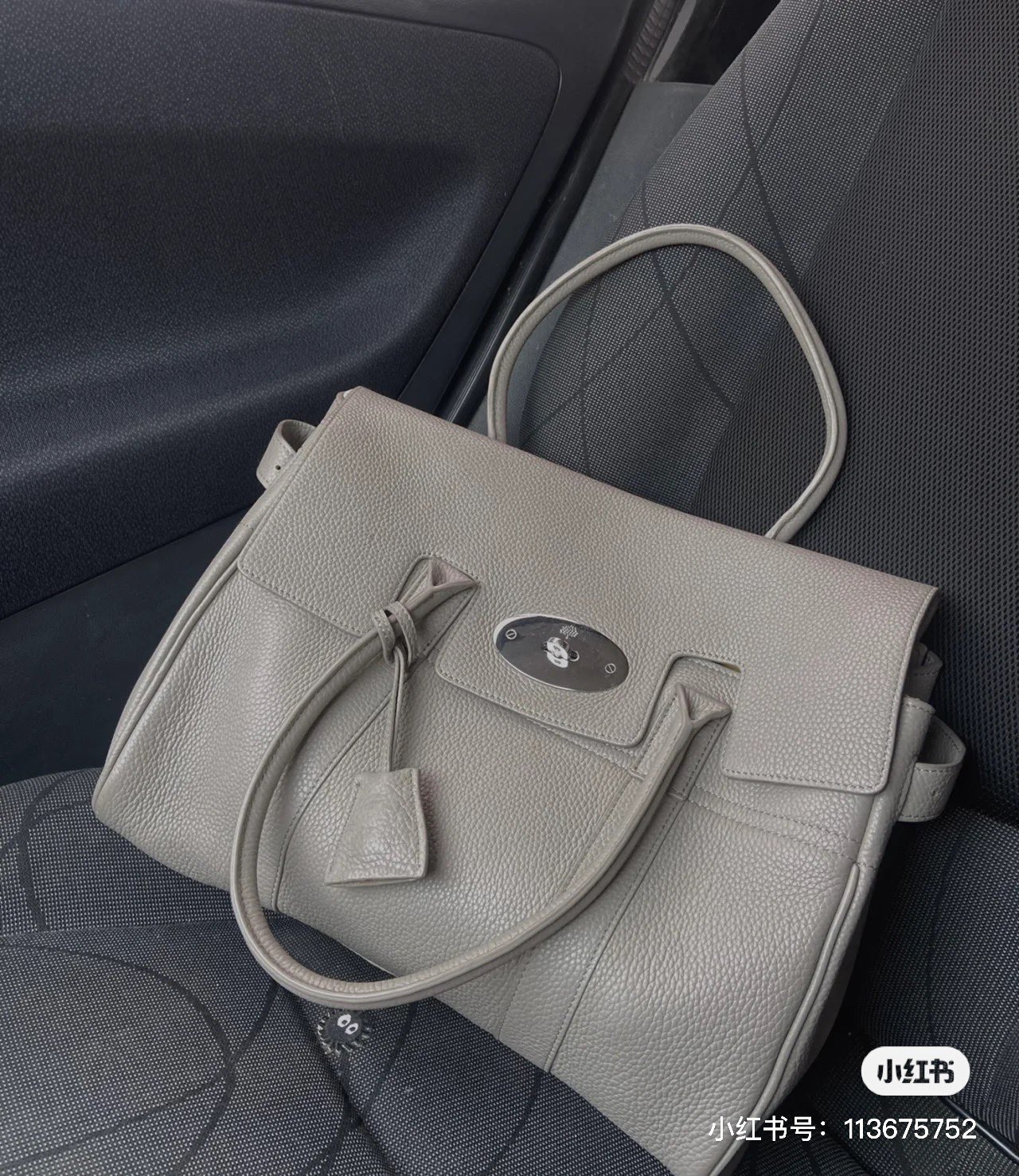 The latest Mulberry# counter classic black handbag, this style has always been the trump card of this brand. In recent years, it has also been th