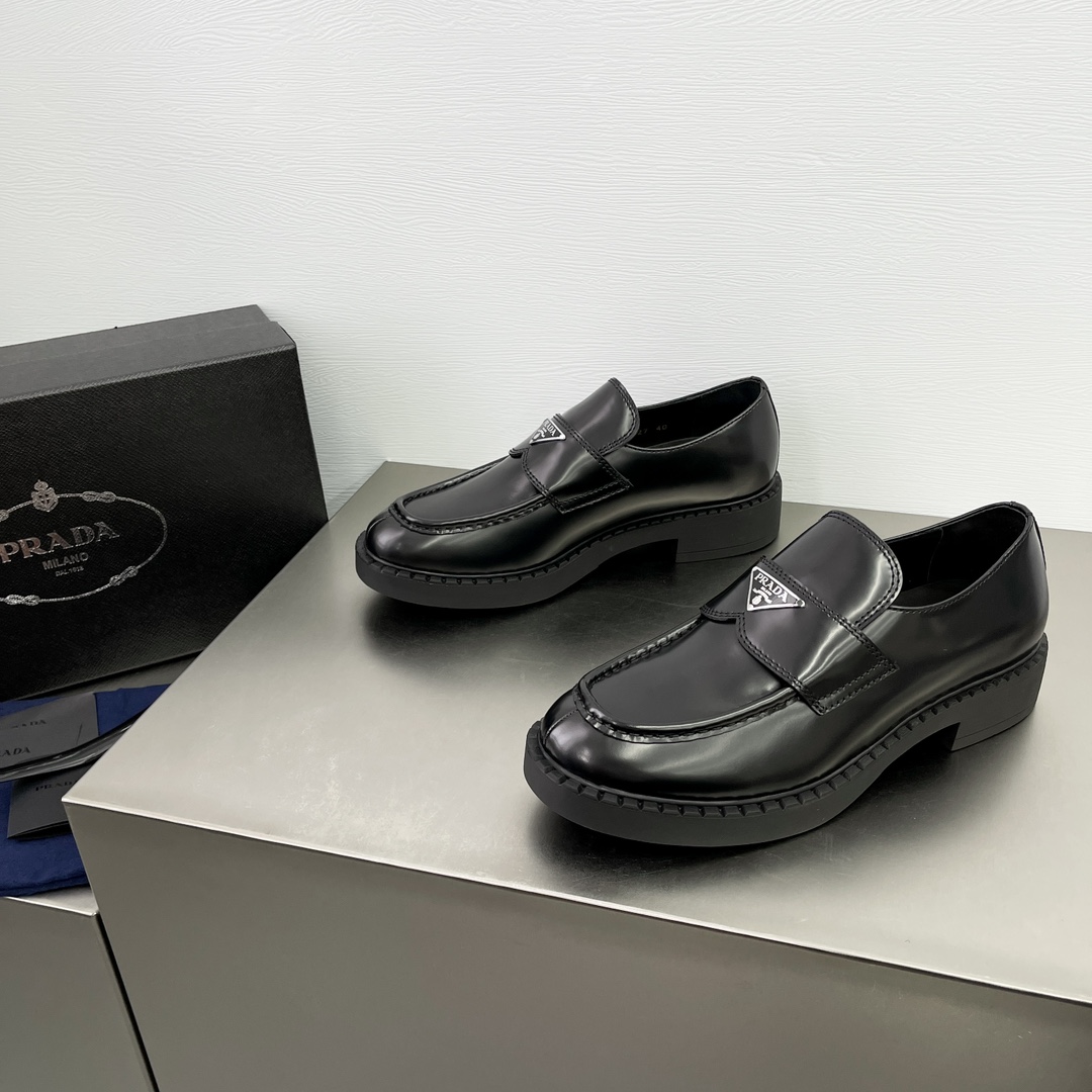 NO:279672,PRADA/Prada Chocolate glossy leather loafers This classic men's loafer is made of iconic glossy cowhide leather, leather triangular enamel metal logo decoration, toe seam design, anti-slip wear-resistant lightweight rubber concave and concave-reflective sole, cowhide inner foot pad, foot pad hot stamping gold PRADA letter logo decoration, showing the brand style, comfortable on the feet, excellent foot feeling, and full set of original packaging dust bags!  Size 39-40-41-42-43 Leather Shoe Size (38/44/45 can be customized without return or exchange), prada, prada, loafers, cowhide19860909PRADA/普拉达 Chocolate亮面皮革乐福鞋 这款经典的男式乐福鞋选用标志性的亮面牛皮革打造,皮革饰带三角形涂珐琅金属徽标装饰、鞋头缝边设计,配防滑耐磨轻质橡胶凹凸纹鞋底,牛皮内里垫脚,垫脚烫印金色PRADA字母logo装饰,尽显品牌格调,上脚舒适,脚感极佳,配全套原包装防尘袋！ 尺码39-40-41-42-43皮鞋码（38/44/45可定制不退换）,,prada,prada,loafers,cowhide,Men's shoes