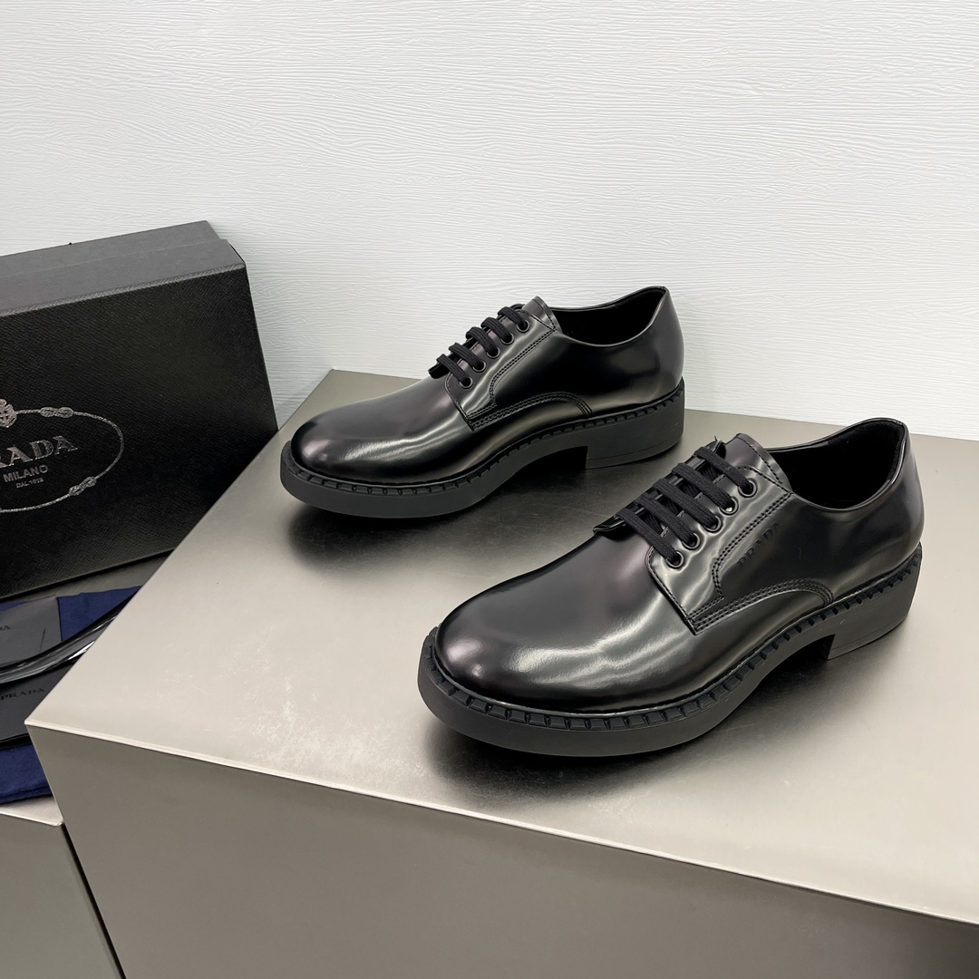 NO:279674,PRADA/Prada Glossy Leather Derby Shoes Elegant and Modern, made of iconic glossy cowhide leather, metal enamel eyes with cotton laces, PRADA letters embellish the side of the shoe, with anti-slip, wear-resistant light rubber concave and concave-reflecting sole, supplemented by carefully outlined serrated edge strips, cowhide inner foot pads, foot pads hot stamping golden PRADA letter logo decoration, showing the brand style, comfortable on the feet, excellent foot feeling, and a full set of original packaging dust bags!  Size 39-40-41-42-43 leather shoe size (38/44/45 can be customized without return or exchange), prada, prada, cowhide19860909PRADA/普拉达 亮面皮革德比鞋 优雅与现代的化身,选用标志性的亮面光滑牛皮革打造,金属珐琅鞋眼配棉鞋带,PRADA字母点缀鞋侧,配防滑耐磨轻质橡胶凹凸纹鞋底,辅以精心勾勒的锯齿状沿条,牛皮内里垫脚,垫脚烫印金色PRADA字母logo装饰,尽显品牌格调,上脚舒适,脚感极佳,配全套原包装防尘袋！ 尺码39-40-41-42-43皮鞋码（38/44/45可定制不退换）,,prada,prada,cowhide,Men's shoes