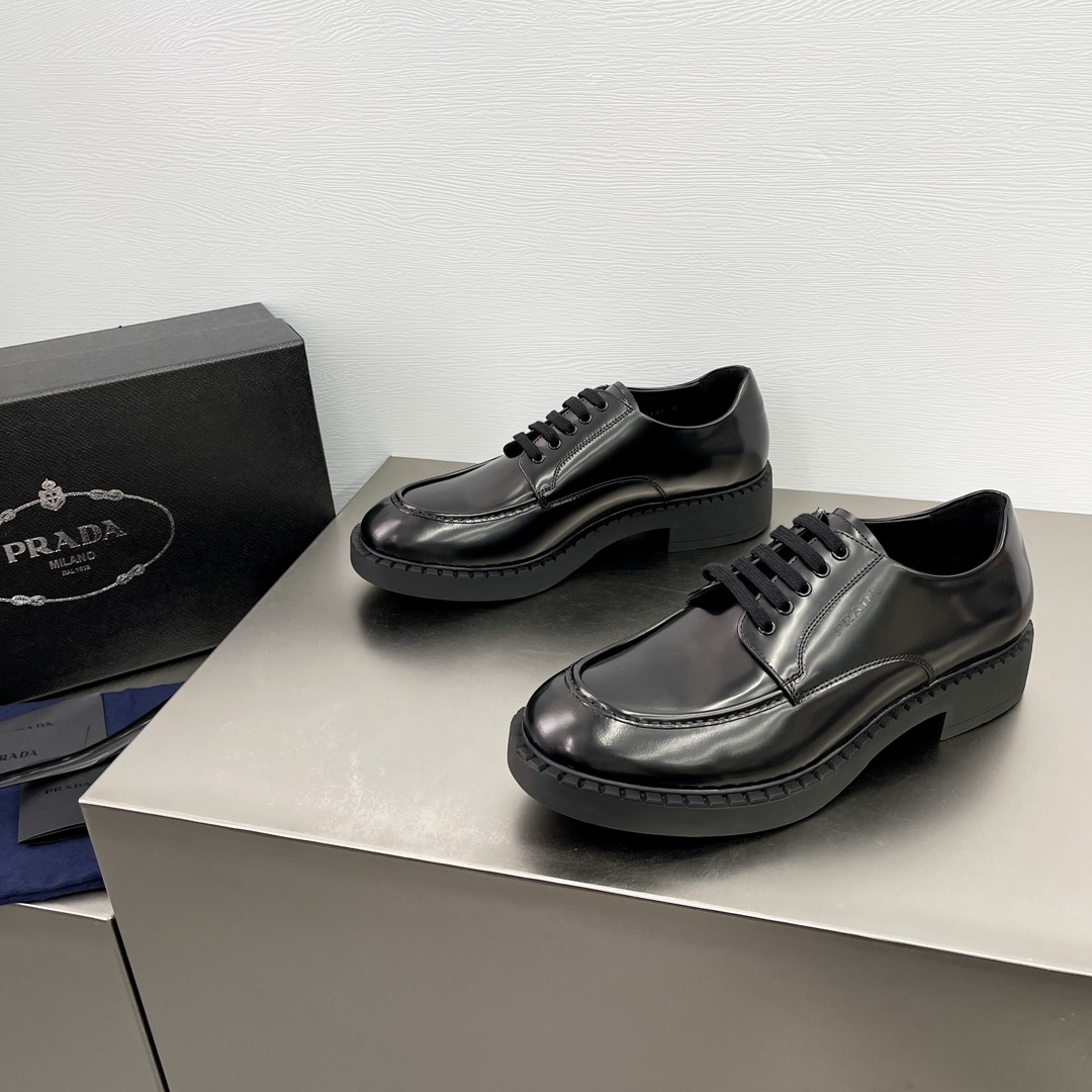 NO:279660,PRADA/Prada Glossy Leather Derby Shoes Elegant and Modern, made of iconic glossy cowhide leather, seam edge design, metal enamel eyes with cotton laces, PRADA letters embellish the side of the shoe, with anti-slip wear-resistant lightweight rubber concave and concave-reflecting sole, supplemented by carefully outlined serrated edge strips, cowhide inner foot pads, foot pads hot stamping golden PRADA letter logo decoration, showing the brand style, comfortable on the feet, excellent foot feeling, and a full set of original packaging dust bags!  Size 39-40-41-42-43 leather shoe size (38/44/45 can be customized without return or exchange), prada, prada, cowhide19860909PRADA/普拉达 亮面皮革德比鞋 优雅与现代的化身,选用标志性的亮面光滑牛皮革打造,缝边设计,金属珐琅鞋眼配棉鞋带,PRADA字母点缀鞋侧,配防滑耐磨轻质橡胶凹凸纹鞋底,辅以精心勾勒的锯齿状沿条,牛皮内里垫脚,垫脚烫印金色PRADA字母logo装饰,尽显品牌格调,上脚舒适,脚感极佳,配全套原包装防尘袋！ 尺码39-40-41-42-43皮鞋码（38/44/45可定制不退换）,,prada,prada,cowhide,Men's shoes