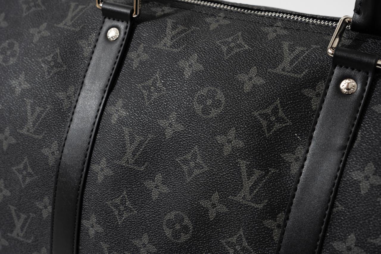 图片[7]-零售💰320 LOUIS VUITTON 路易威登nkeepall 45 经典黑色满印老花手提单肩斜挎旅行包 配防尘袋n- 原版进口皮质，手感nicen- 定制皮质肩带可调节n- 电镀雕刻logo拉链头n- 原版电镀五金 锁头 拉链头n- 包身黑色老花经典纹路n- 内里有隔层 刻字logo皮牌n- 尺寸：45*20*28cm 编码：by3936020-运动鞋