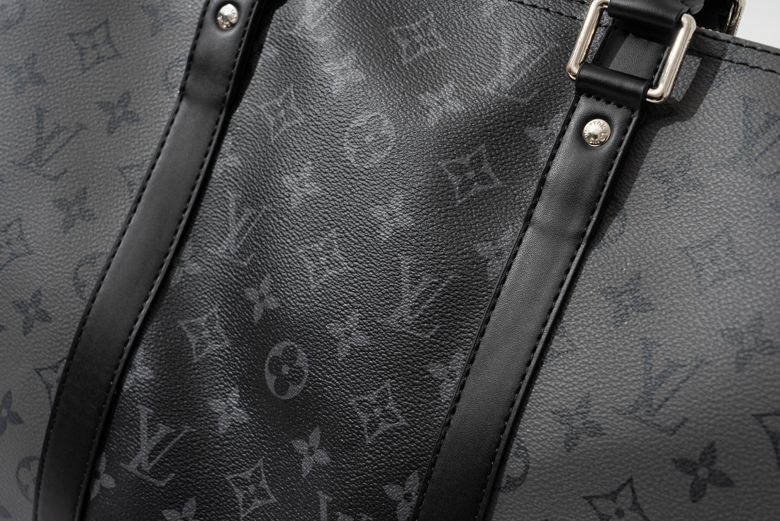 图片[6]-零售💰380 LOUIS VUITTON 路易威登 keepall Bandouliere 50 经典老花 黑灰拼色  手提单肩斜挎旅行包 配防尘袋n- 原版进口皮质，手感nicen- 定制皮质肩带可调节n- 电镀雕刻logo拉链头n- 原版电镀五金 锁头 拉链头n- 包身黑色灰色 老花经典纹路n- 内里有隔层 刻字logo皮牌n- 尺寸：45*20*28 编码：by3936080-运动鞋