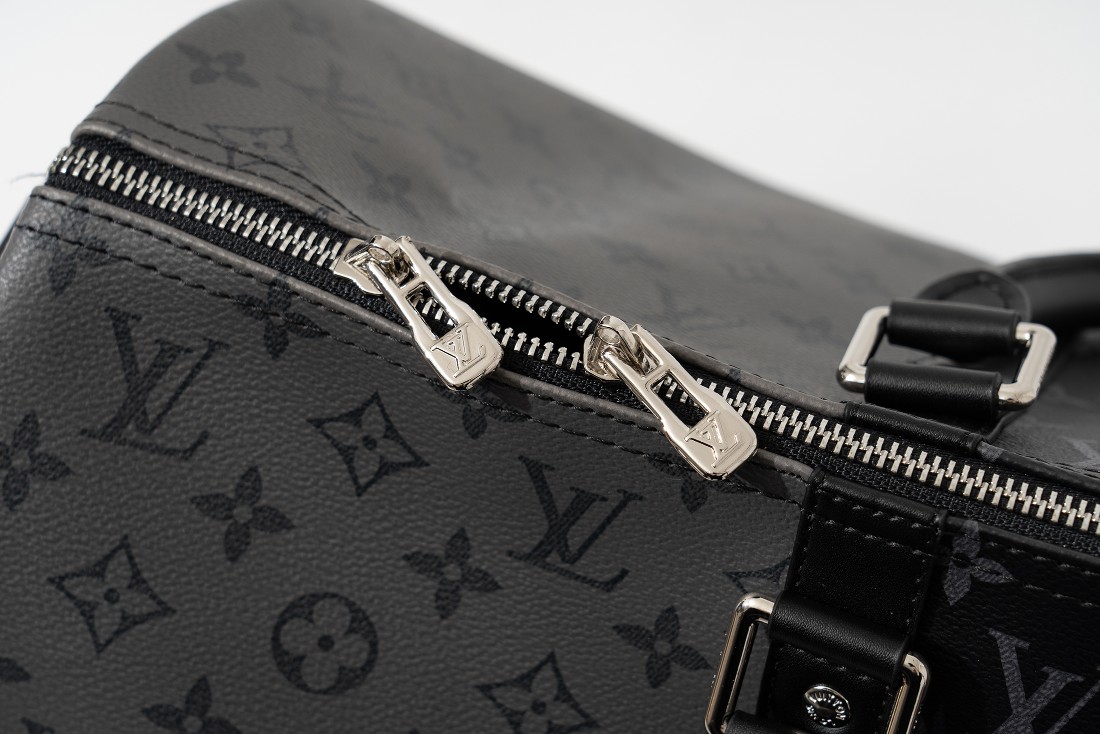 图片[8]-零售💰380 LOUIS VUITTON 路易威登 keepall Bandouliere 50 经典老花 黑灰拼色  手提单肩斜挎旅行包 配防尘袋n- 原版进口皮质，手感nicen- 定制皮质肩带可调节n- 电镀雕刻logo拉链头n- 原版电镀五金 锁头 拉链头n- 包身黑色灰色 老花经典纹路n- 内里有隔层 刻字logo皮牌n- 尺寸：45*20*28 编码：by3936080-运动鞋