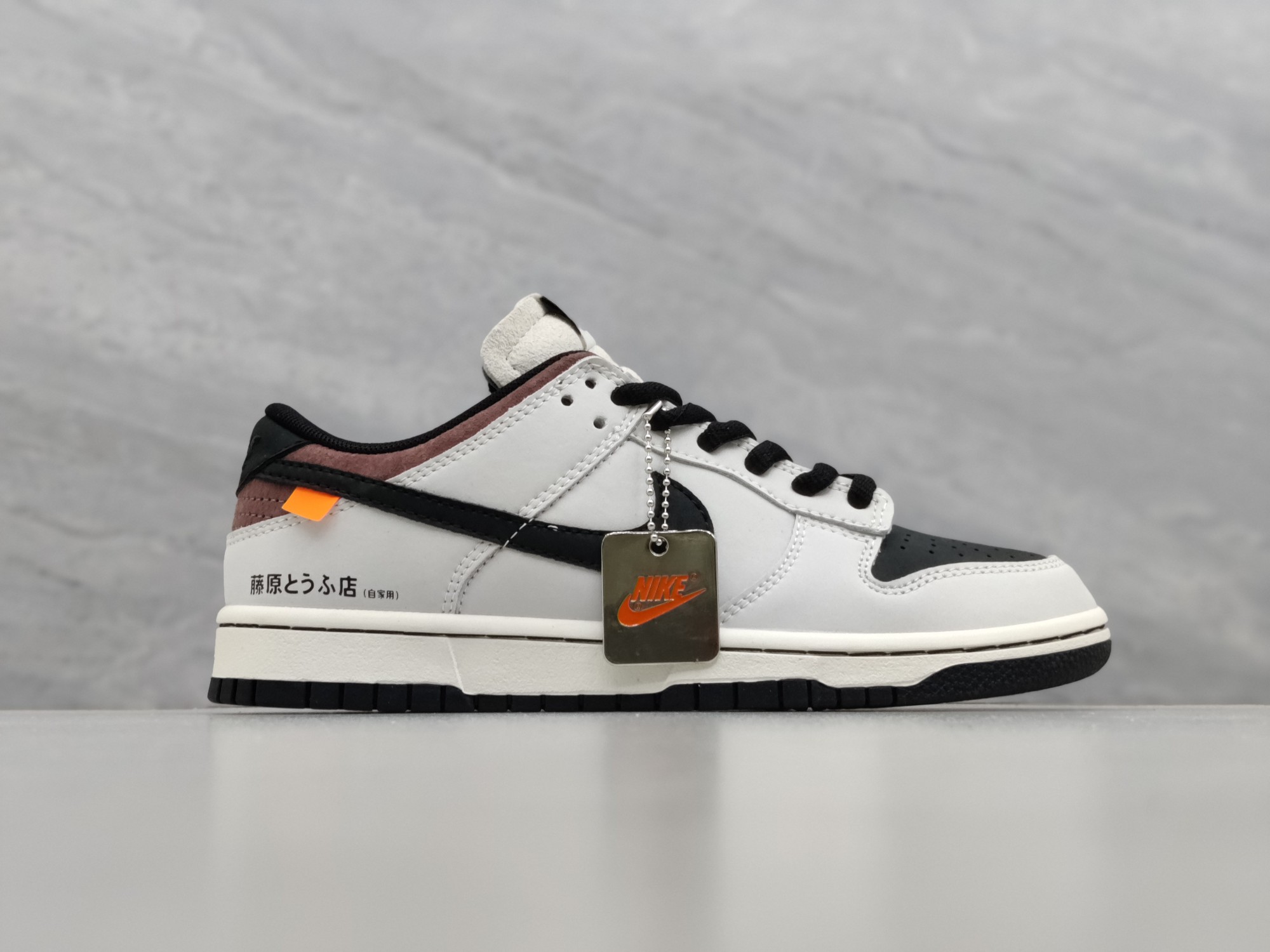 补齐💰140
🌳头文字D#AE1391-086
定制联乘日本青年人气动漫《头文字D》x Nike SB Dunk LowINITIAL DToyota AE86扣篮系列低帮休闲运动滑板板鞋“米白黑紫藤原拓海”
尺码：35.5 36 36.5 37 38 38.5 39 40 40.5 41 42 42.5 43 44 45 
货号：AE1391-086