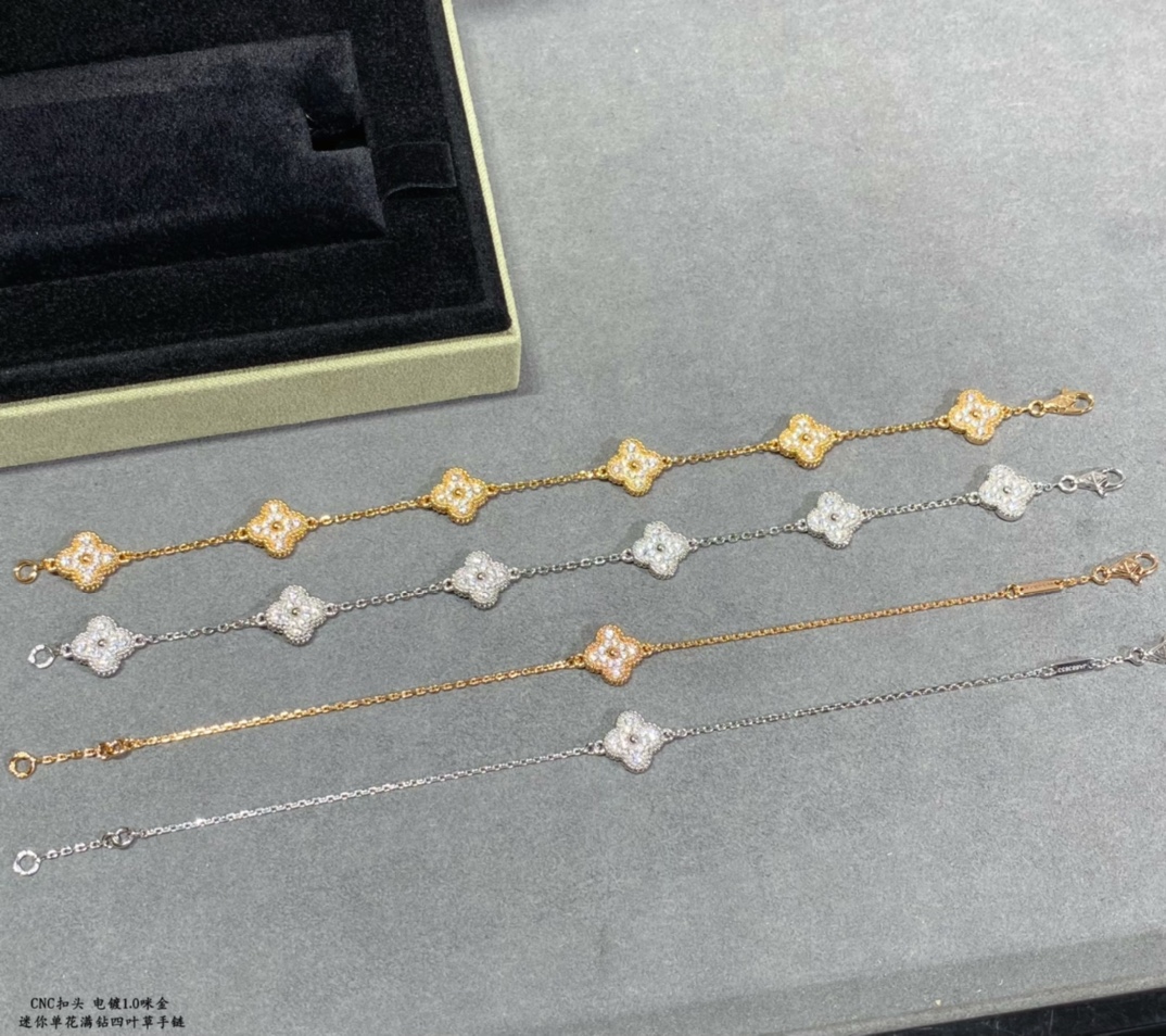 V金镀咪金 CNC扣头。原版扣 0.9mm ✨VCA满钻迷你单花四叶草手链👏🏻😘😘版型超级正，背面菱形钻孔，花型正底端工艺，满封后打字印！正版细节，市面上很多版都是错的！光泽非常好。绝对是以假乱真的一个版本，果断自留！镶嵌八心八箭高碳钻✨