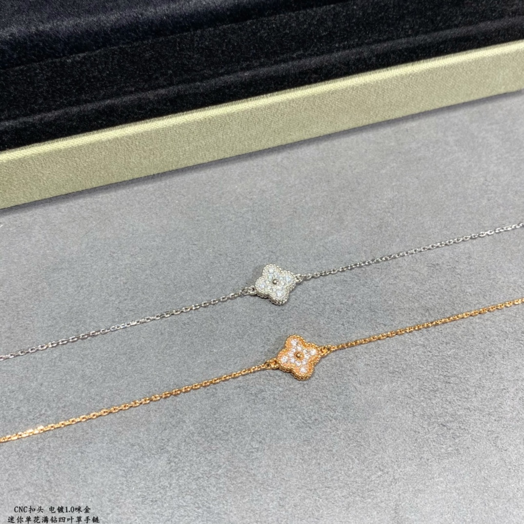 V金镀咪金 CNC扣头。原版扣 0.9mm ✨VCA满钻迷你单花四叶草手链👏🏻😘😘版型超级正，背面菱形钻孔，花型正底端工艺，满封后打字印！正版细节，市面上很多版都是错的！光泽非常好。绝对是以假乱真的一个版本，果断自留！镶嵌八心八箭高碳钻✨
