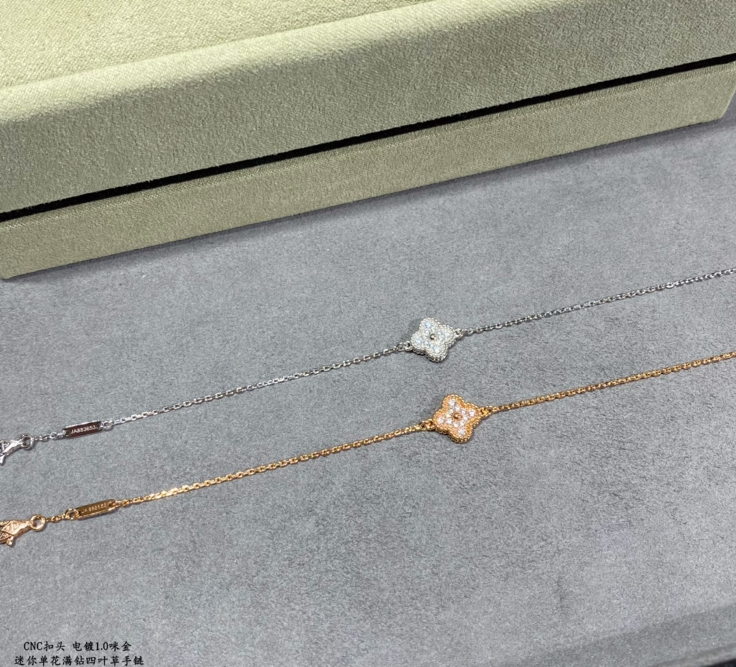 V金镀咪金 CNC扣头。原版扣 0.9mm ✨VCA满钻迷你单花四叶草手链👏🏻😘😘版型超级正，背面菱形钻孔，花型正底端工艺，满封后打字印！正版细节，市面上很多版都是错的！光泽非常好。绝对是以假乱真的一个版本，果断自留！镶嵌八心八箭高碳钻✨