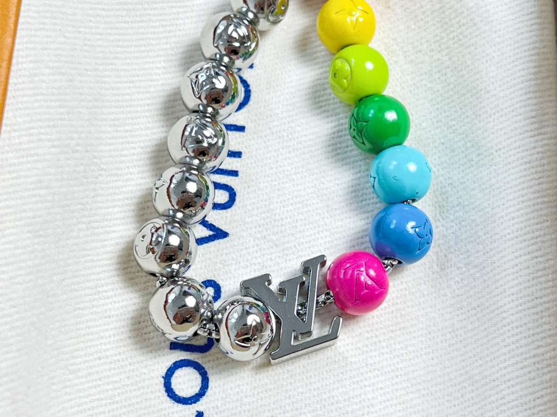Louis Vuitton LV Beads 手链以多重材质和缤纷色彩释放玩趣意味 LV 字母化身挂饰和抛光金属串珠上的铭纹