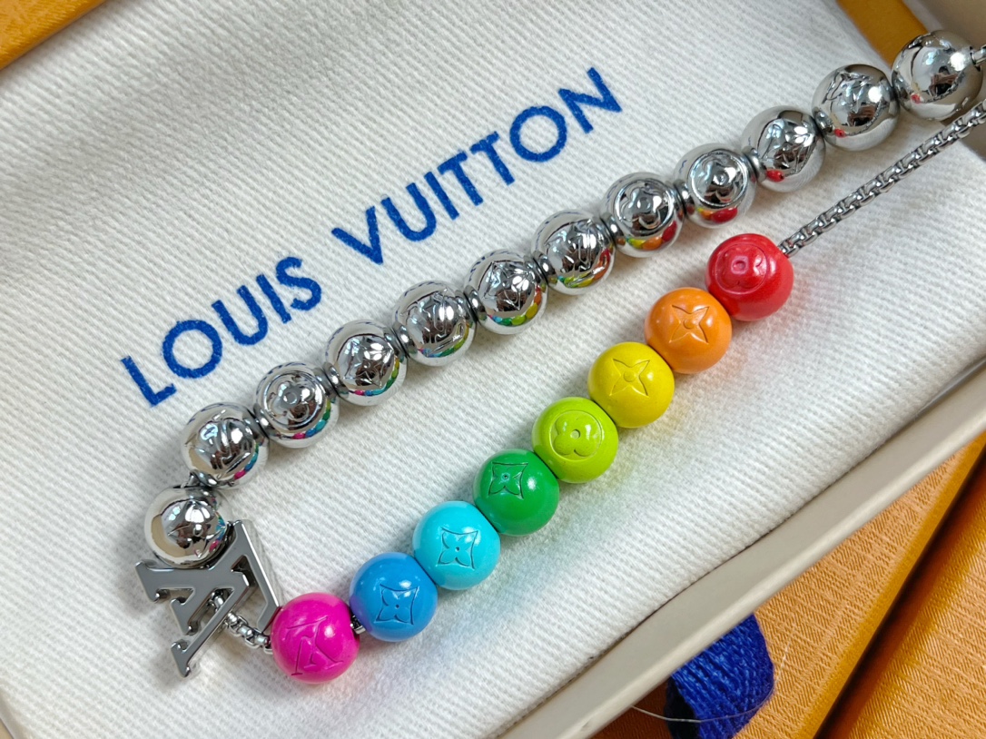 Louis Vuitton LV Beads 手链以多重材质和缤纷色彩释放玩趣意味 LV 字母化身挂饰和抛光金属串珠上的铭纹