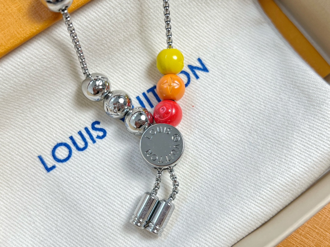 Louis Vuitton LV Beads 手链以多重材质和缤纷色彩释放玩趣意味 LV 字母化身挂饰和抛光金属串珠上的铭纹