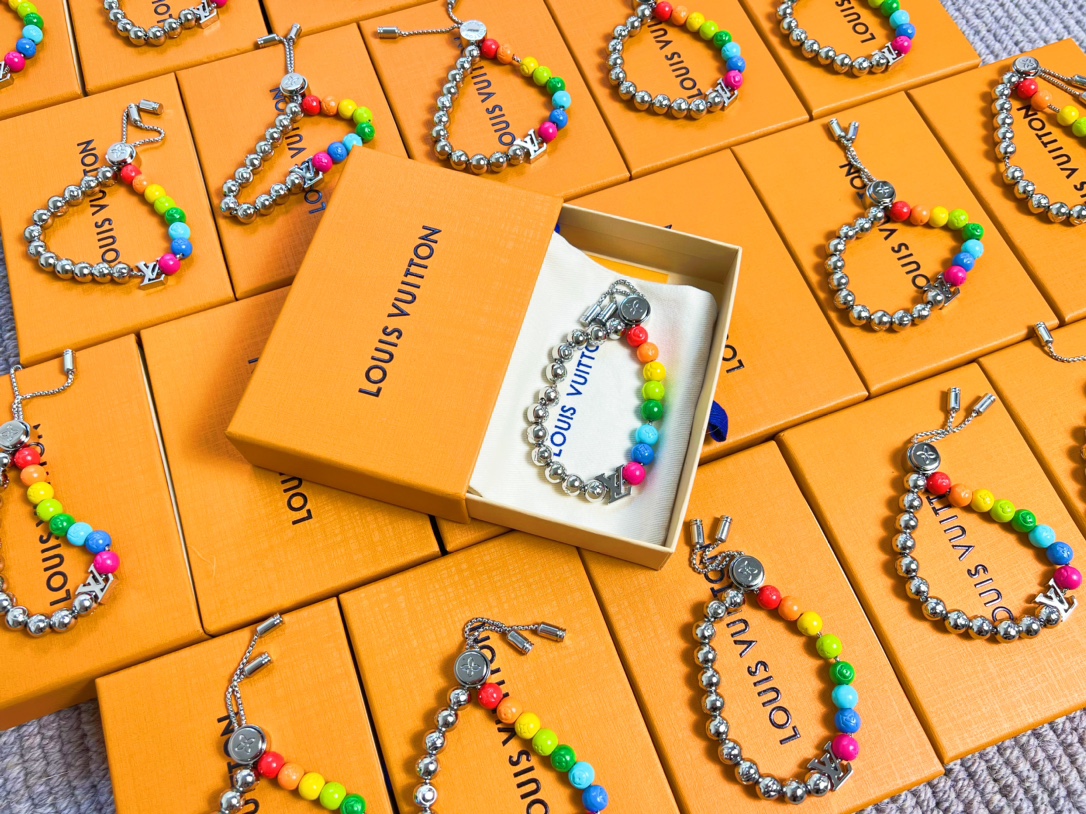 Louis Vuitton LV Beads 手链以多重材质和缤纷色彩释放玩趣意味 LV 字母化身挂饰和抛光金属串珠上的铭纹