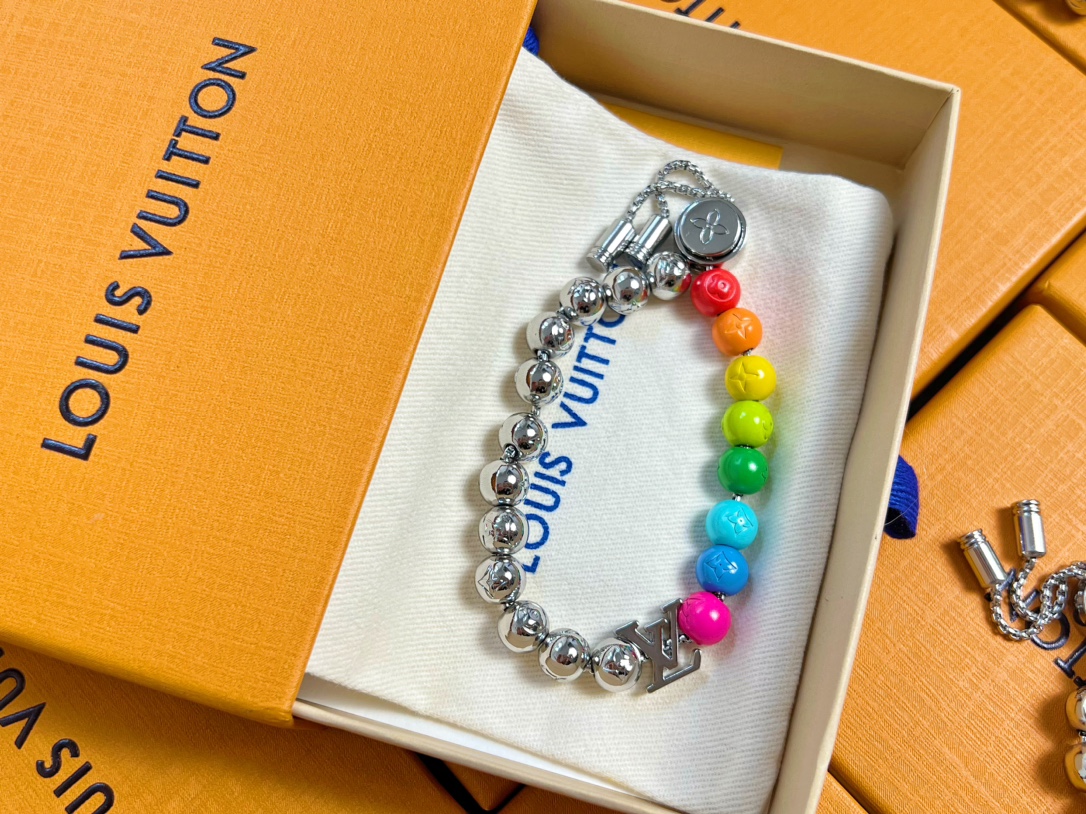 Louis Vuitton LV Beads 手链以多重材质和缤纷色彩释放玩趣意味 LV 字母化身挂饰和抛光金属串珠上的铭纹