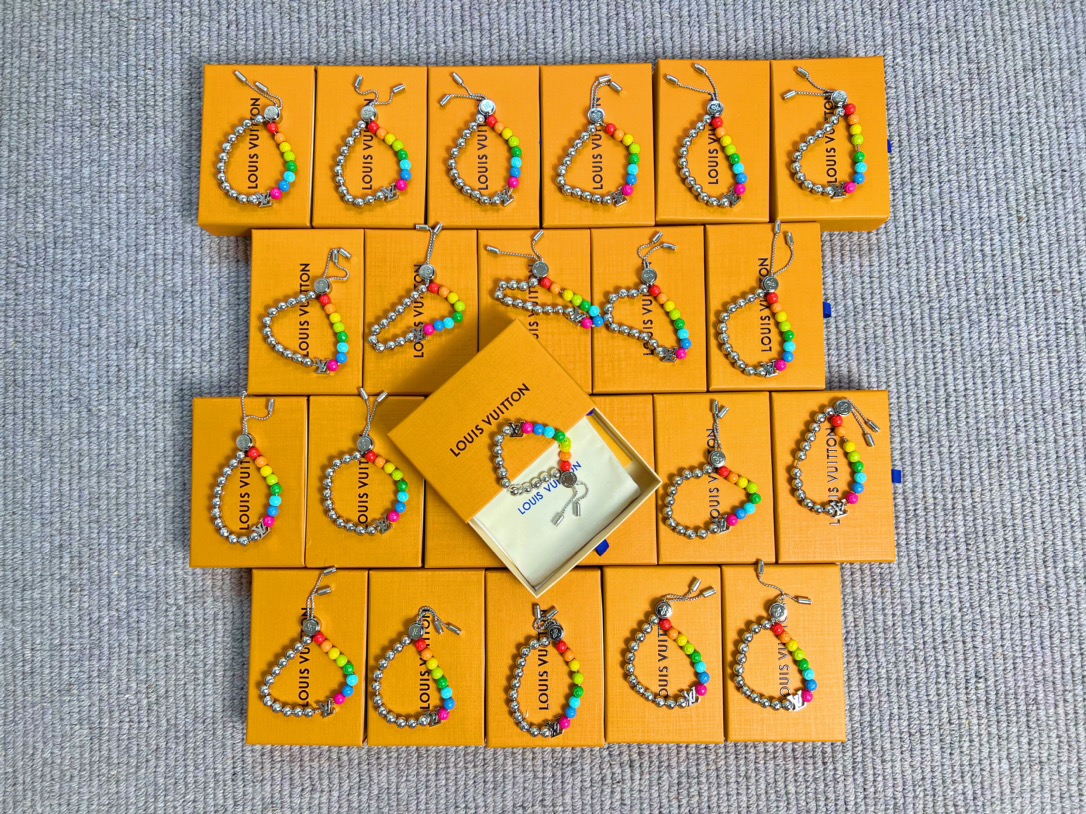 Louis Vuitton LV Beads 手链以多重材质和缤纷色彩释放玩趣意味 LV 字母化身挂饰和抛光金属串珠上的铭纹