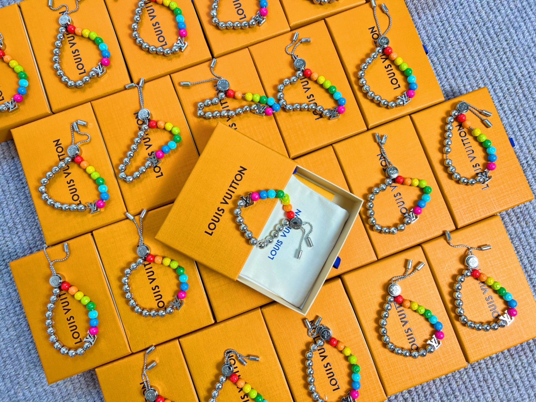 Louis Vuitton LV Beads 手链以多重材质和缤纷色彩释放玩趣意味 LV 字母化身挂饰和抛光金属串珠上的铭纹