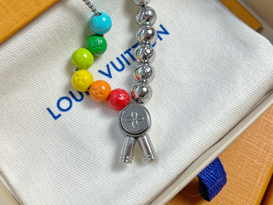 Louis Vuitton LV Beads 手链以多重材质和缤纷色彩释放玩趣意味 LV 字母化身挂饰和抛光金属串珠上的铭纹