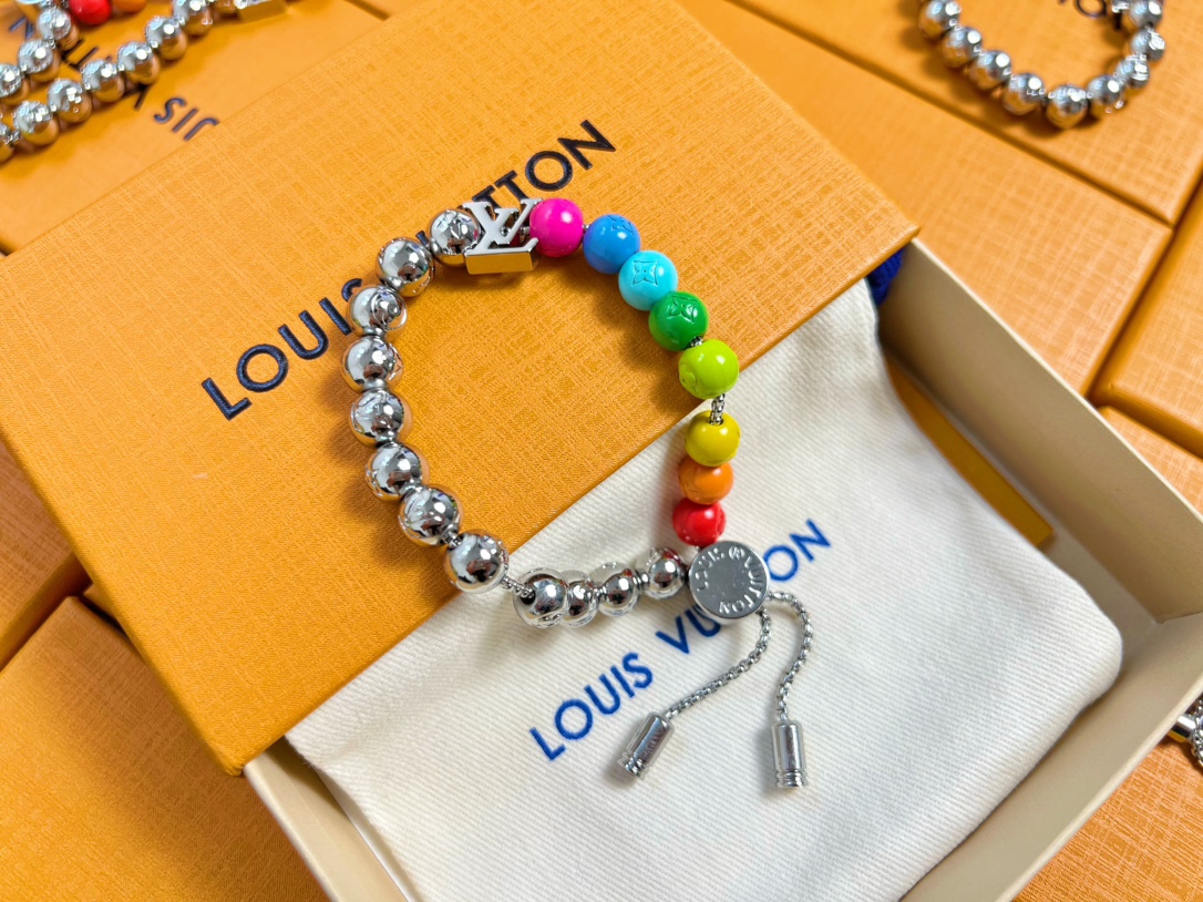 Louis Vuitton LV Beads 手链以多重材质和缤纷色彩释放玩趣意味 LV 字母化身挂饰和抛光金属串珠上的铭纹