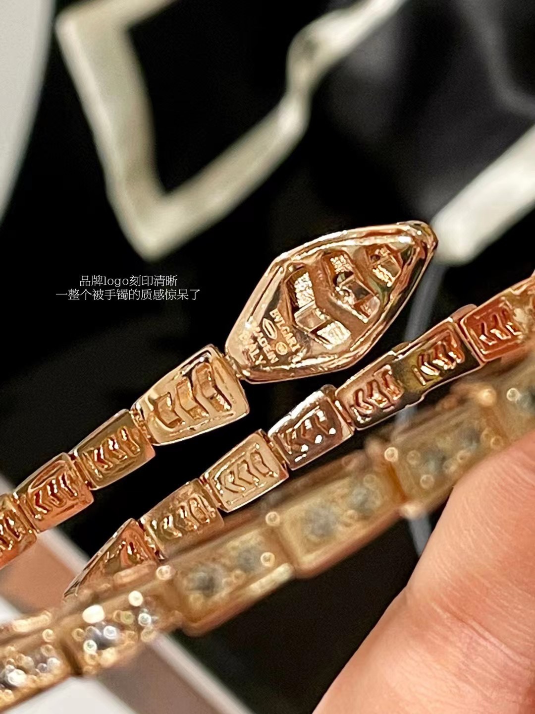 💰130 精巧设计雅致迷人
▫️为惊喜和心动买单

宝格丽蛇头手镯满钻款式
真的是各大网红首选的配饰
高品质锆石精密镶嵌闪耀别致
显白又高级 女孩子天菜饰品😋