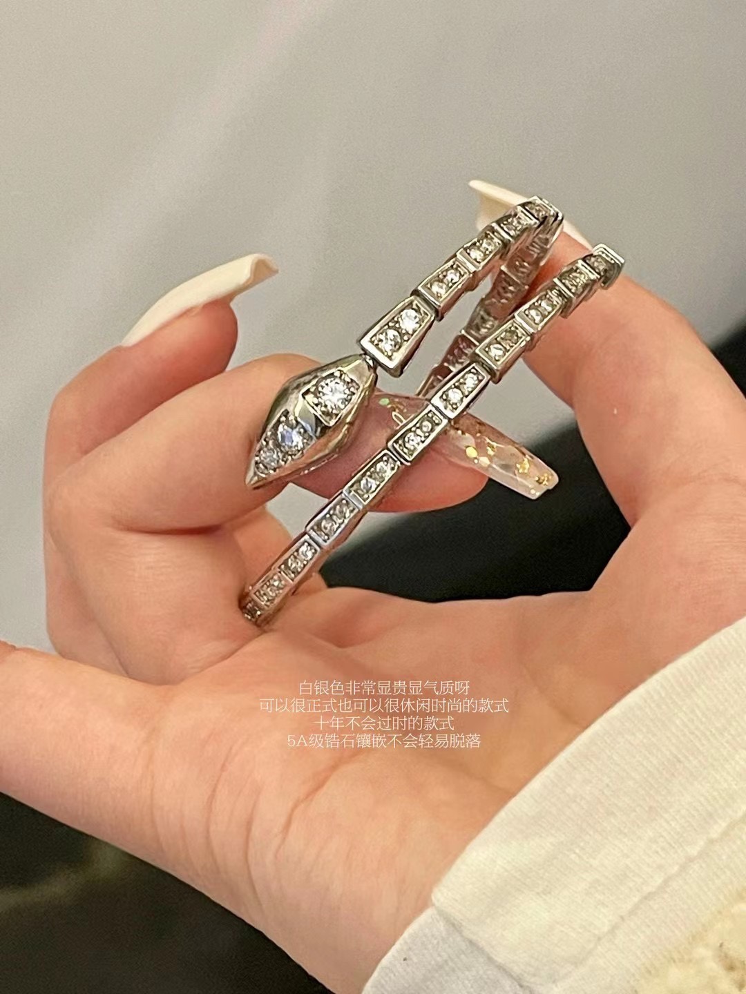 💰130 精巧设计雅致迷人
▫️为惊喜和心动买单

宝格丽蛇头手镯满钻款式
真的是各大网红首选的配饰
高品质锆石精密镶嵌闪耀别致
显白又高级 女孩子天菜饰品😋