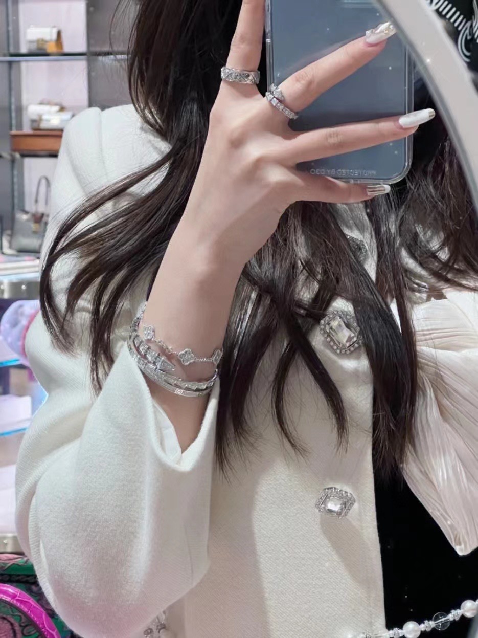 💰130 白金色 ]
原版几十万的专柜感受 

几十万你舍不得买
我们用来搭配衣服几十块
如果你再舍不得那就说不过去了
白富美标配必入款宝格丽蛇骨手镯
今天一定要拿下