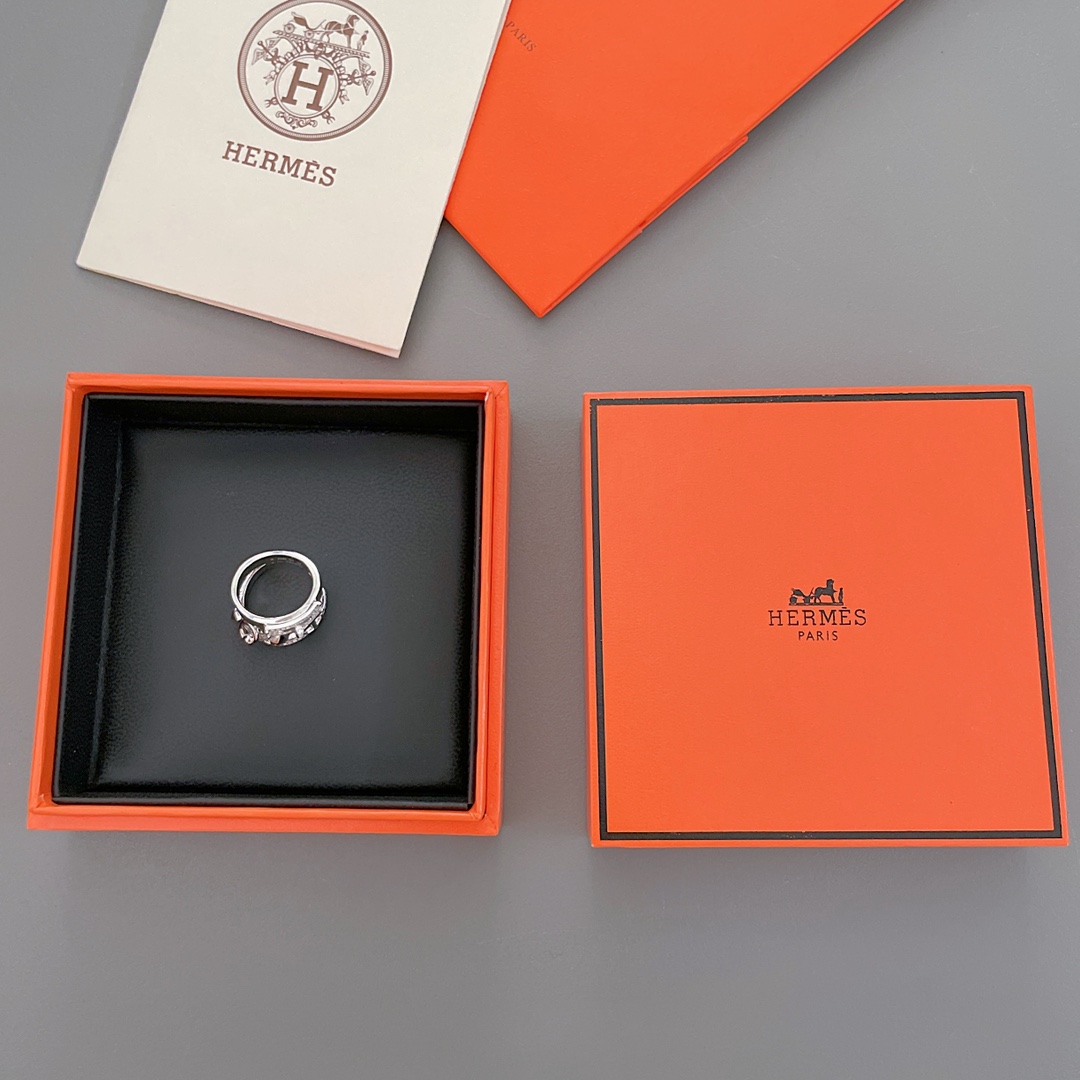 NO:632991,88270 [H three-in-one ring] Z 8w+, customizable real gold and real diamonds. I haven’t seen such a stunning ring for a long time. It perfectly combines the three classic elements of the H family. Both the texture and design are superb!  It not only has a simple and elegant sense of style, but also has a sense of sophistication that cannot be ignored!  Our Seiko version of the ring is entirely sterling silver and thickly electroplated with 18k gold. The overall ring has a strong luster, is delicate, thick and textured. It is also micro-paved with top-grade imported simulated diamonds by hand, which is very heavy-duty!  After more than half a year of development, ten versions were opened and finally finalized!  As you can imagine, it is not easy to get all the details right. The difficulty lies in its development and design. One ring can show three unique styles. Each detail must be molded and customized, and then connected in detail. The whole process is cost-consuming and time-consuming. It took quite a while to make three rings. It is a simple and elegant style. Every detail is carefully carved by a master under a microscope. The design is amazing, and the three-layer design is full of modeling!  It shows your temperament and shows different style characteristics from different angles. The shape of this style has its own characteristics. So you don’t need to think about how to layer it when it comes to matching. Just wear it casually is enough to show your taste!  Wall crack recommendation, ring, pure silver, Cardia high-end jewelry1986090988270【H三合一戒指】Z 8w+,可定制真金真钻好久没有见到这么惊艳的戒指,将H家的3种经典元素完美的结合起来,无论是质感和设计都超绝！既有简约大气的造型感,又有不可忽视的精至感！我们精工版戒指通体纯银厚电镀18k金,戒指整体的光泽感强,细腻厚实有质感.且手工微镶顶级进口仿真钻,非常重工！开发了半年多时间,开了十个版最终敲定！可想而知是多么不容易细节感通通拿捏到位款的难点在于它的开发设计.一枚戒指上就能展现3种独特的方式,每一处的细节都要开模定制制,然后再将其细致的街接起来,整个流程下来是耗费成本时间的.相当子做三枚戒指的时间只做了这一枚戒指简约大气的款式每一个细节都是老师傅在显微镜下精雕细琢而出设计感也太绝了,三层设计造型感满满！彰显气质,不同角度又会呈现出不同的风格特色.这款的造型感本身就有特色.所以在搭配上也不太需要考虑怎么叠戴.随便带蒂就足够彰显品味了！墙裂推荐,,ring,pure silver,卡迪亚高端饰品,Jewelry