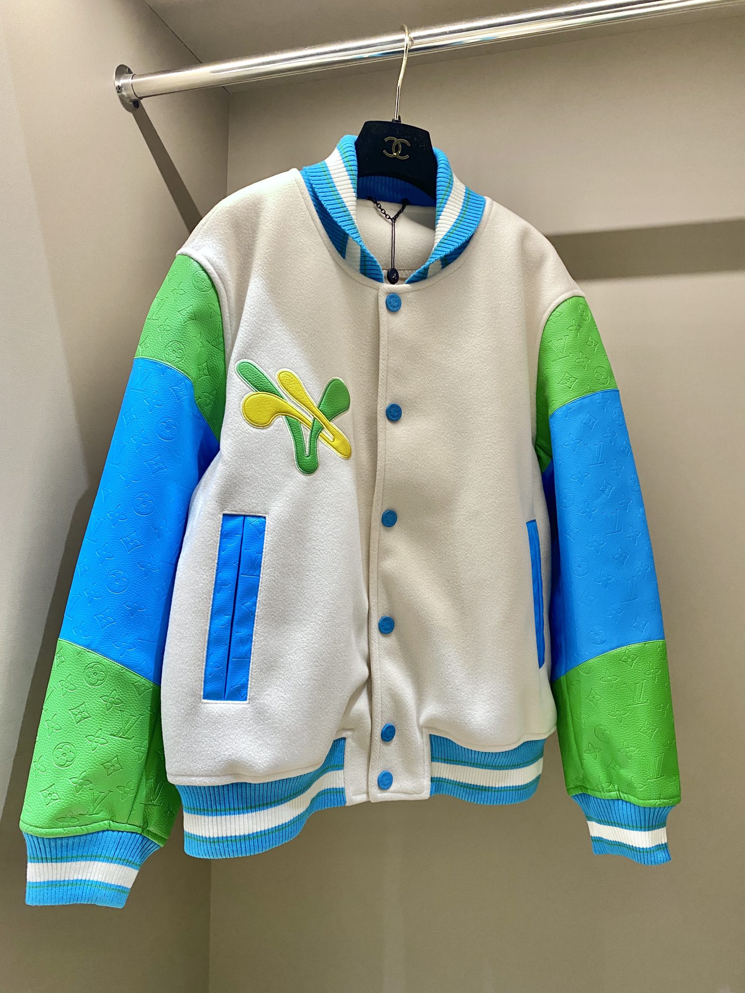 NO:324251,Louis Vuitton 22SS king style is coming... Flocking contrast Donald Duck baseball uniform jacket!  This one looks so good!  INS has been blown up!  The whole piece is made of customized dyed wool fabric and is dyed in the same tank. The first batch has been released. What you give you must be the best feel and feel very comfortable to touch!  It is not a ready-made fabric that is universal on the market, and the texture is also 18,000 miles apart. The super large patterns are all made of handmade towel embroidery patchwork. They are accurately created 1:1 and took more than half a month!  The original version is first obtained through the SVVIP channel!  The sleeves, the front and back are all patterns, and they don’t look fancy at all. The upper body looks good!  Both men and women can control it!  You can easily wear the inner wear and you can easily fill your aura!  The absolute must-have artifact for disco players is quite recognizable!  The details of hardware, tags, and tags are impeccable!  The version is made 5 times before and after, and the version fee is more than 2K!  You must order speed!  There are not many big items in the first order!  Cherish the spot!  Size smlXL includes L,,louis vuitton,jackets & coats,alexander wang19860909Louis Vuitton 22SS王炸款来袭..植绒撞色唐老鸭棒球服外套！这件太好看了！INS上已经被刷爆了！ 整件采用定制定染的毛呢面料 同缸定染 首批已出 给到你们的一定是最好的手感摸起来相当舒服！不是市面通用的现成面料 质感也相差一万八千里.. 超大的图案都是采用手工毛巾绣贴布工艺 精准1:1打造 耗时半个多月！原版通过SVVIP渠道抢先拿！手袖 前幅后幅都有图案 看起来一点都不花哨 上身贼拉好看！ 男女都能驾驭！内搭随意穿 很轻松就能把气场拉满！绝对的蹦迪选手必备神器辨识度相当之高！五金、吊牌、领标等细节方面都是做到无可挑剔！版型前后打版5次 光打版费都去到了2K多！要订的一定要速度！首单大货不多！珍惜现货！ 尺码smlXL 包括L,,louis vuitton,jackets & coats,alexander wang,Women's clothing