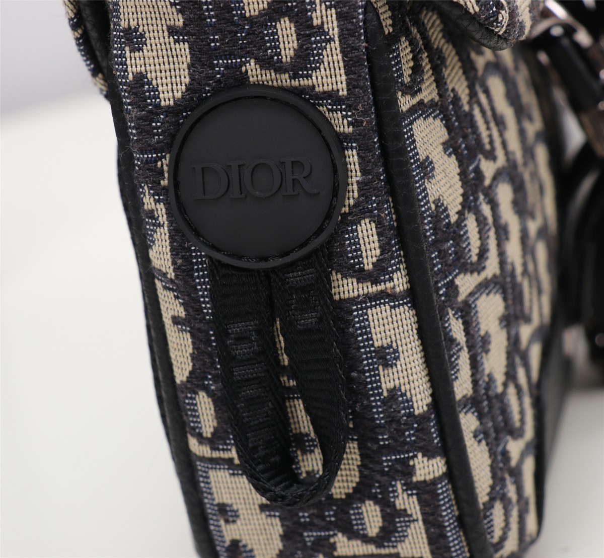 这款DiorExplorer手袋从经