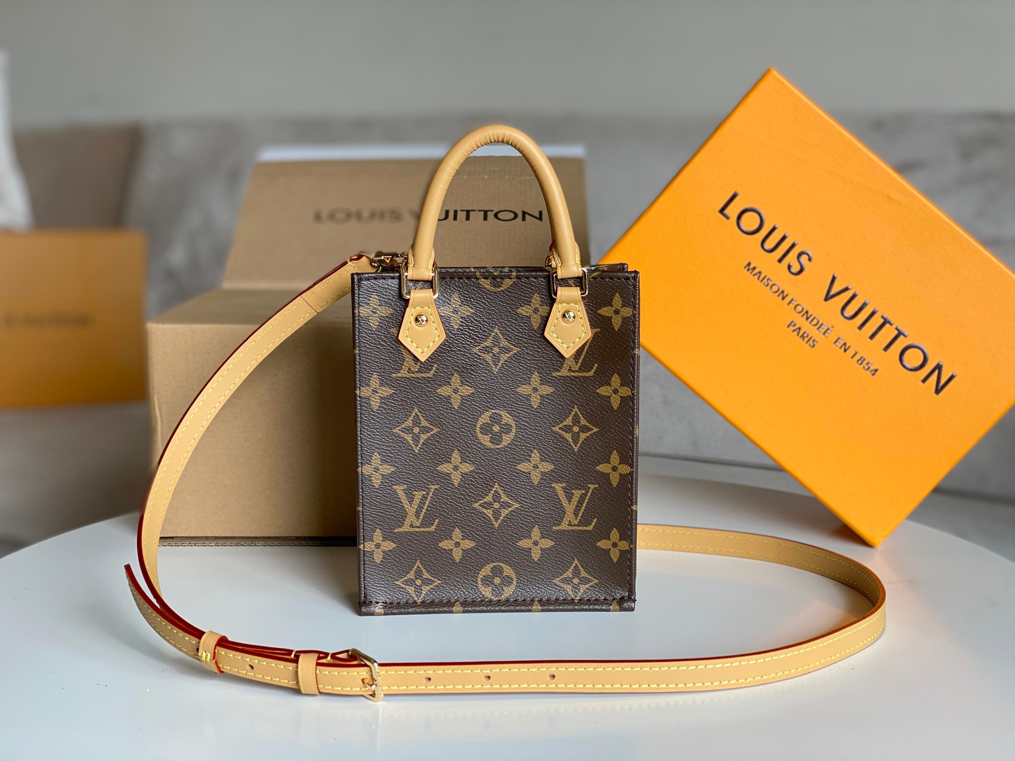 NO:203855,Genuine grade gift box version development original single hardware PETIT SAC PLAT score bag M81295 new version adjustable shoulder strap M69442 Petit Sac Plat handbag uses Monogram canvas to interpret the pocket version of Louis Vuitton's iconic Sac Plat handbag, paired with top handle and removable leather shoulder strap. The lightweight configuration hides plenty of space and can accommodate daily needs such as mobile phones. Size 14x17x5cm, LV [top original list], louis vuitton, louis vuitton19860909正品级 配礼盒对版开发原单五金PETIT SAC PLAT 琴谱包M81295新版调节肩带 M69442 Petit Sac Plat 手袋以 Monogram 帆布演绎路易威登标志性 Sac Plat 手袋的袖珍版本,搭配顶部手柄和可拆卸皮革肩带.轻盈构型暗藏充裕空间,可容纳手机等日常所需.尺寸14x17x5cm,LV【顶级原单】,louis vuitton,louis vuitton,Bag