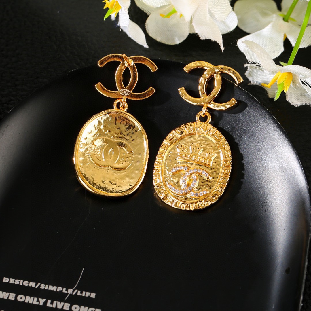 。  CHANEL 小香双c经典 耳钉，高端品质，专柜同材质 925银针，独家实拍图‼做工精致细腻，重工