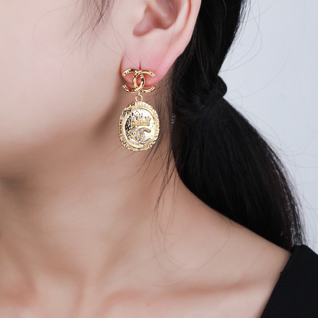 。  CHANEL 小香双c经典 耳钉，高端品质，专柜同材质 925银针，独家实拍图‼做工精致细腻，重工
