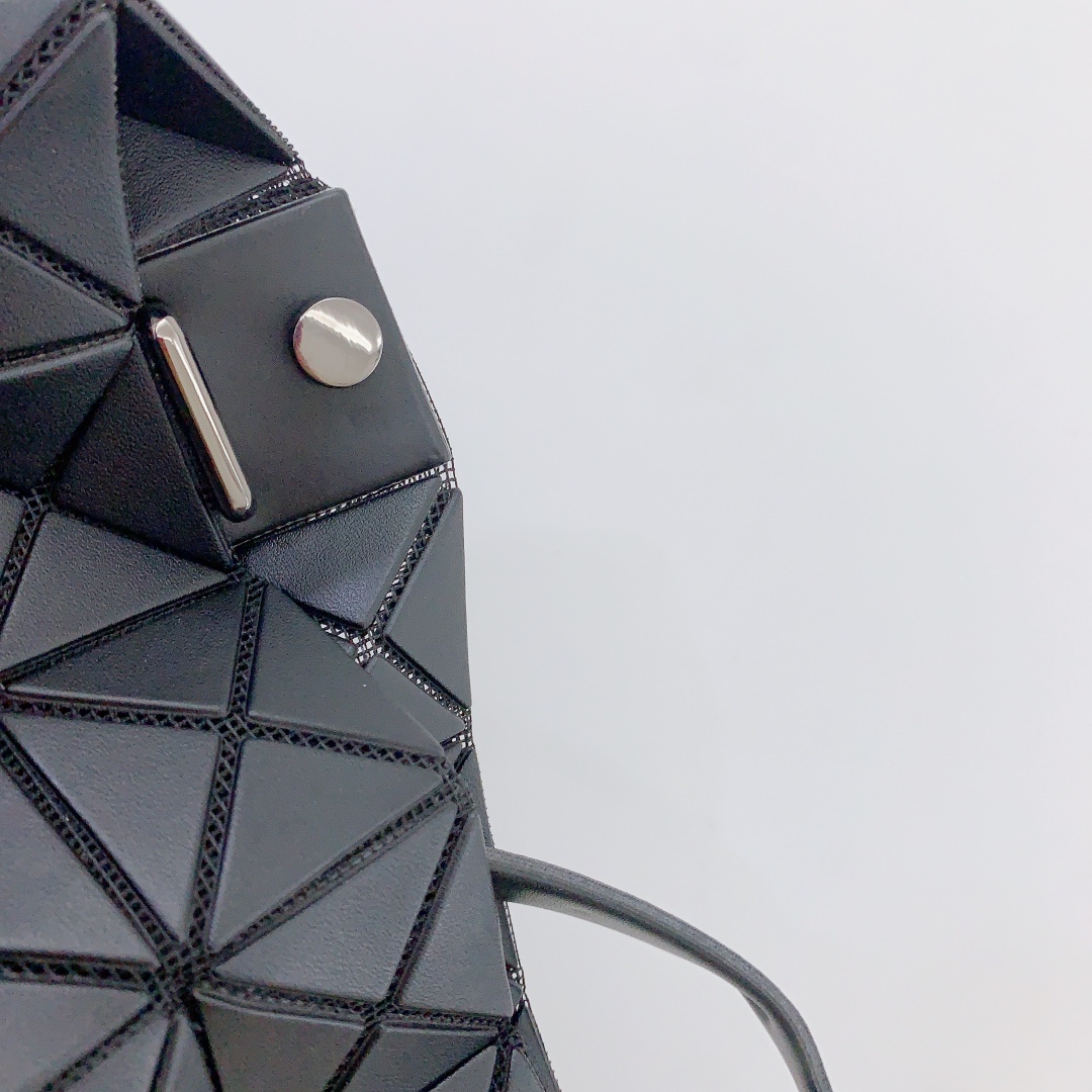Issey Miyake BAO BAO Box Bag - Matte Black, Adjustable Straps 9 i1669794061 5835 7