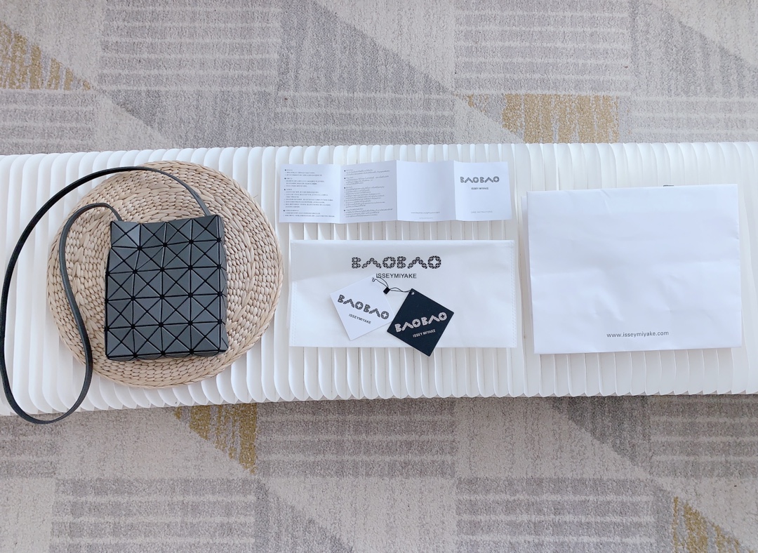 Issey Miyake BAO BAO Box Bag - Matte Gray, Adjustable Straps, Magnetic Closure 4 i1669794420 7474 1