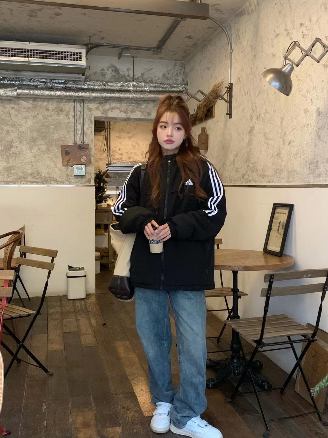 𝐁𝐥𝐚𝐜𝐤 众所周知最简单又不挑人的配色就是黑色

男女同款
百看不厌的基础色
冬天真的需要一件耐穿的外套.
男女老少高矮胖瘦
通通可以驾驭
百搭又耐看¥包邮
还有什么理由拒绝