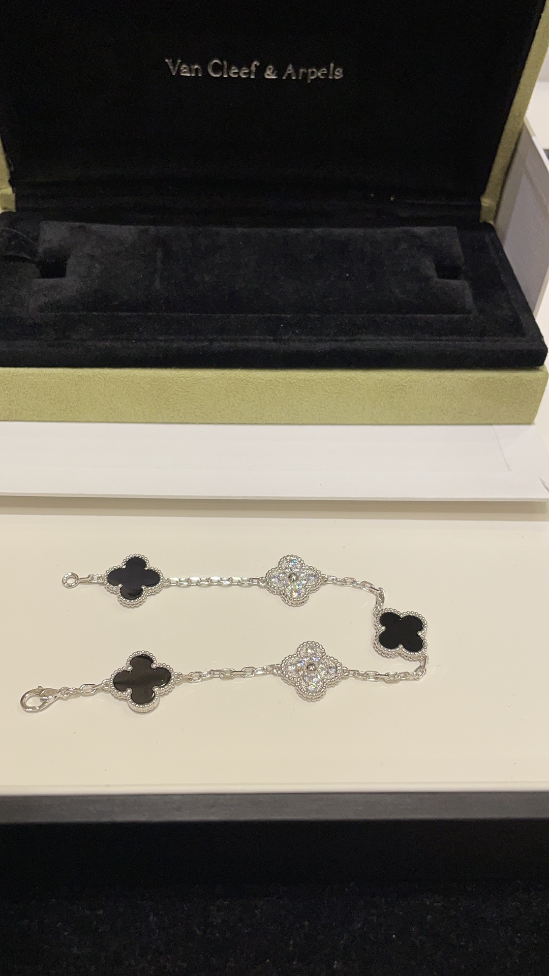 NO:634833,88320. Four-leaf clover silver five-flower bracelet, a must-have vca for white and rich beauties, perfect for stacking, two pieces, can also be worn as a necklace choker, zk real gold and real diamonds ~ real shot of 925 sterling silver customization, exclusive jewelry craftsmanship, superb texture and workmanship, necklace, bracelet, pure silver, Cartier high-end jewelry1986090988320. 四叶草银色五花手链 白富美人手必备vca 叠戴绝了 两条入 也可以搭配成项链choker佩戴 zk真金真钻 ～实拍925纯银定制  独家珠宝工艺 质感做工超赞,,necklace,bracelet,pure silver,卡迪亚高端饰品,Jewelry