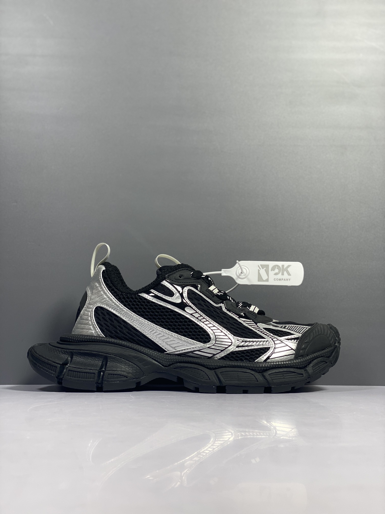 Balenciaga Phantom Sneaker 官方同步 巴黎世家全新十代潮流跑鞋 W1RB5 0102 黑银 做旧#增加全新设计 在延续 Track Trainer 户外轮廓和复杂鞋面结构的同时，新版本在后跟位置增加了透明带的部件尺码：35 36 37 38 39 40 41 42 43 44 45 46