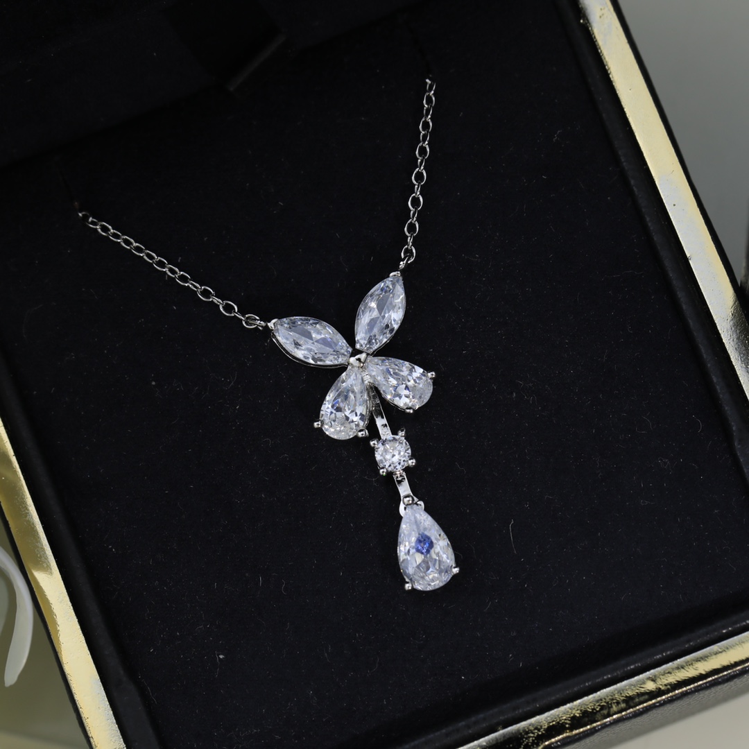 NO:766451,Seiko version of the top brand Graff butterfly necklace high-end jewelry custom simulation diamond series, showing luxury, high-end customization, electroplated platinum simulation diamond butterfly GRAFF necklace!  The dancing elf, the butterfly texture is amazing, the upper body is super gorgeous and beautiful, original adjustment buttons and tail tag with logo, Graf necklace, necklace19860909精工版本顶级品牌 格拉芙 蝴蝶项链高级珠宝定制仿真钻系列 尽显奢华 高端定制 电镀铂金仿真钻蝴蝶 GRAFF项链！翩翩起舞的小精灵 蝴蝶质感超赞 上身超华丽优美原版调节扣子和带logo的尾牌,格拉芙项链,necklace,Jewelry