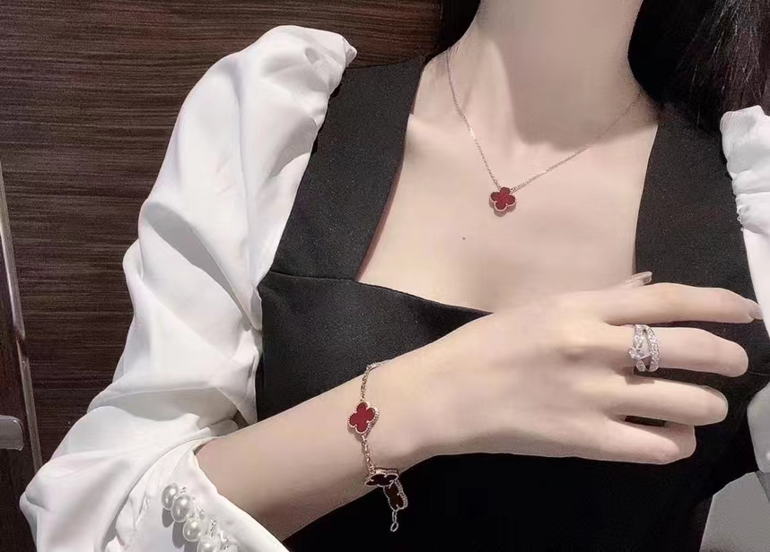 Carnelian Four-Leaf Clover Necklace - Comprehensive 5