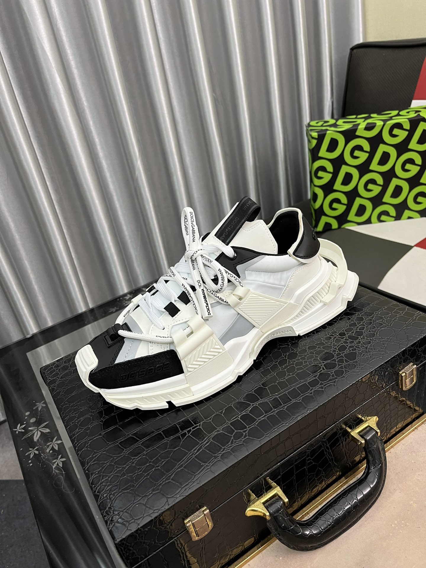 NO:272753,New D&G Dolce & Gabbana high-end men's sports and casual shoes!  Top counter original single product imported cowhide, shoes and tongue paired with brand LOGO imported cowhide inner lining, cowhide foot pad original DG logo outsole!  Size36-46, Dolce & Gabbana, Dolce & Gabbana, cowhide19860909新品D&G杜嘉班纳高端男士运动休闲鞋！顶级专柜原单货原版进口牛皮 鞋舌搭配品牌LOGO进口牛皮内里 牛皮垫脚原版DG徽标大底！Size36-46,,Dolce&Gabbana,Dolce&Gabbana,cowhide,Men's shoes